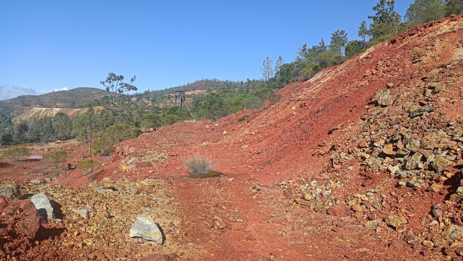 La rojiza tierra roja nos da las claves de por qué el río tiene el color tan característico.