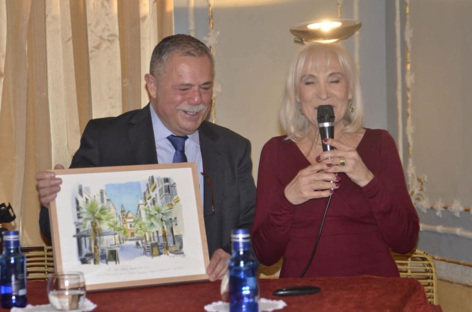 El Capitán de Navío y director del Museo Naval, Juan Antonio Aguilar Cabanillas, con Susi Cigüela, durante la conferencia en el Casino Gaditano.