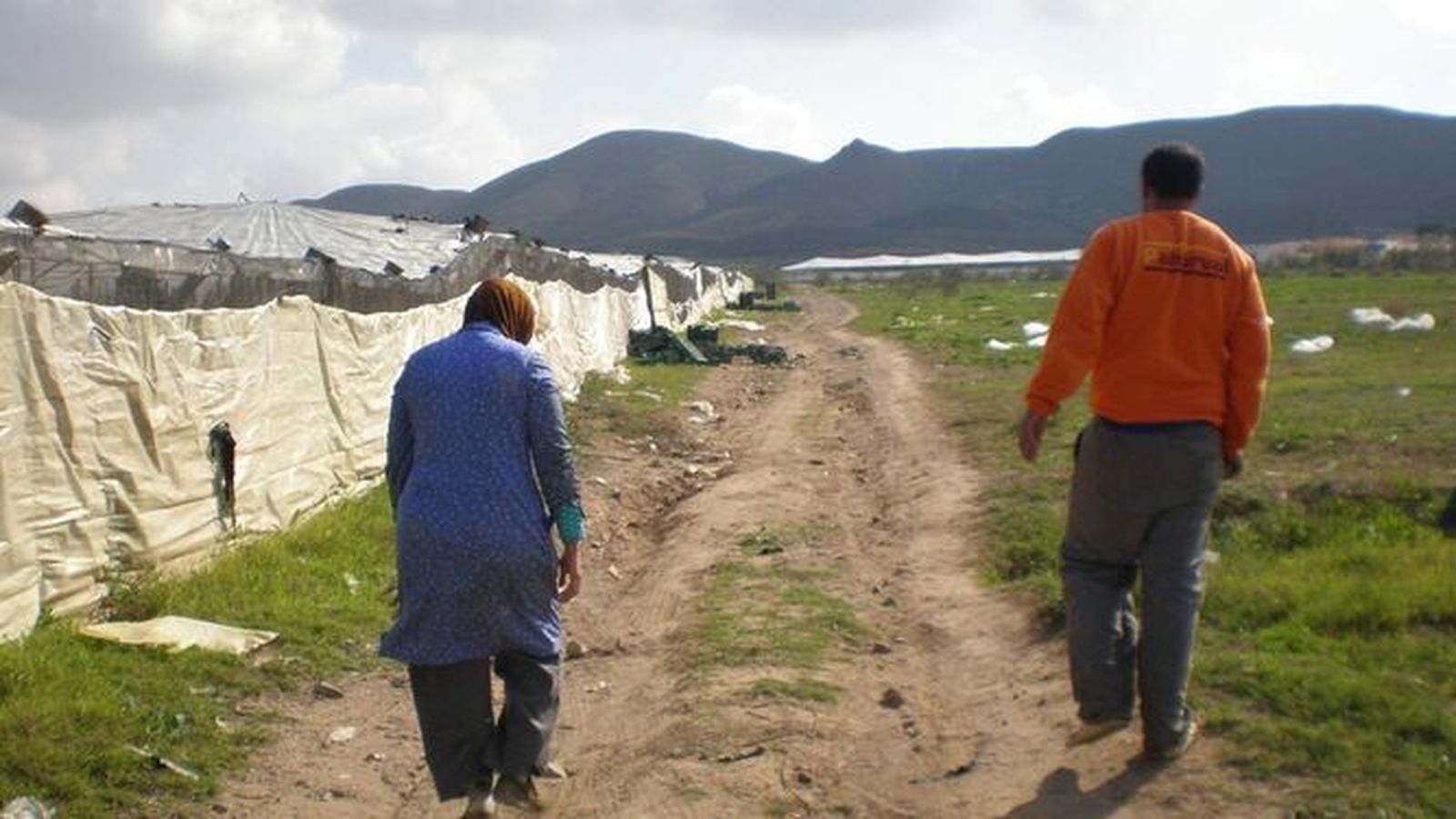 Dos ciudadanos  no comunitarios enfilan rumbo a un invernadero en Níjar