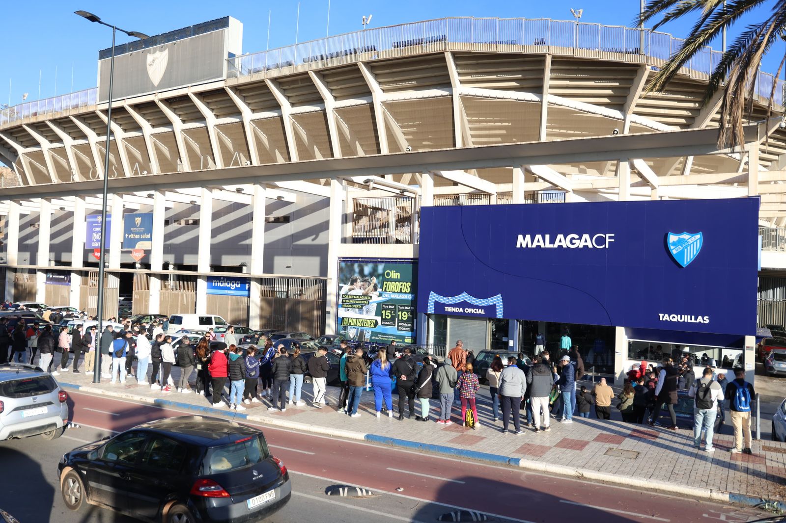 Las fotos de las colas para el Recreativo Granada-Málaga
