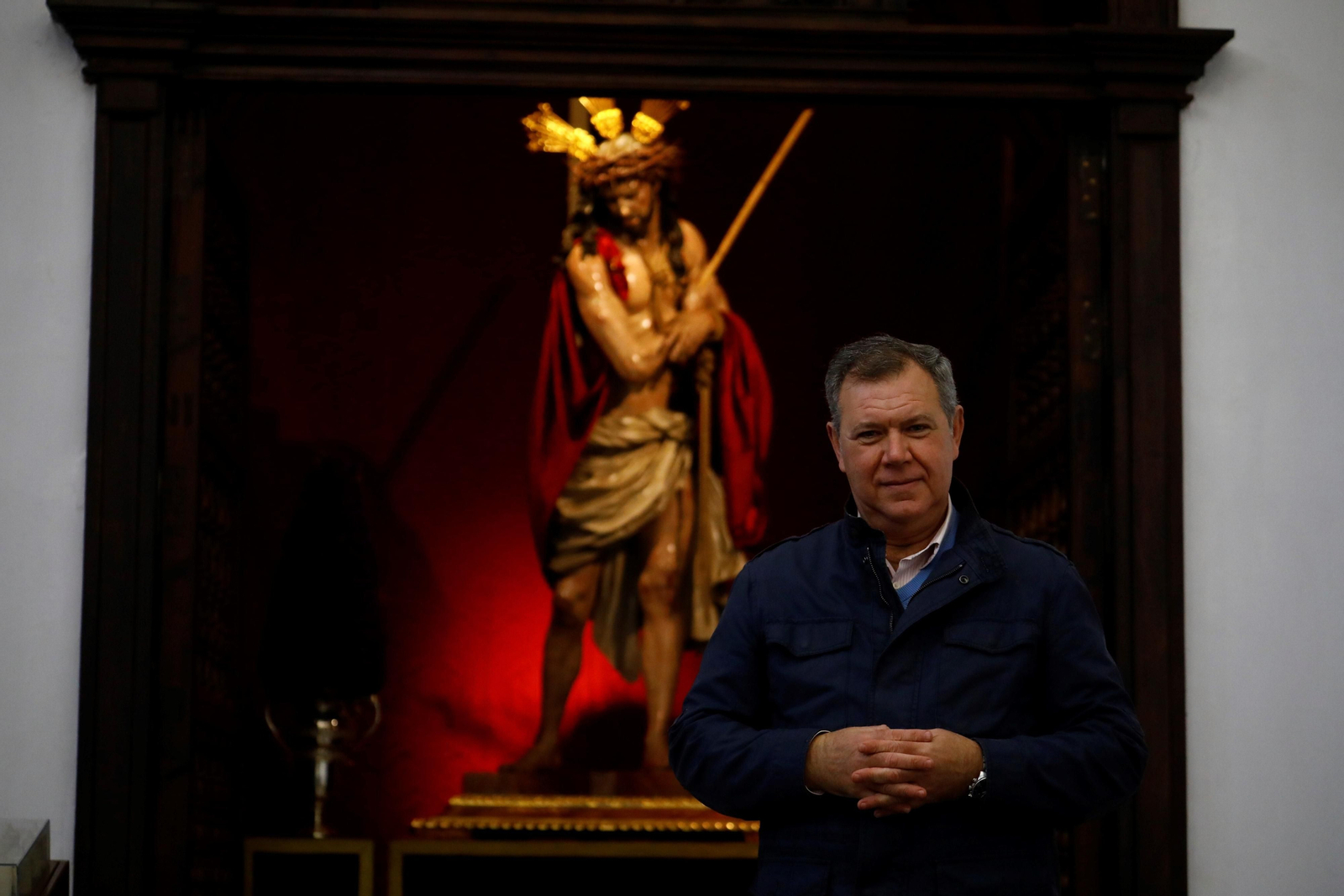José Ángel Cervera posa para 'el Día' ante el Señor de los Afligidos.