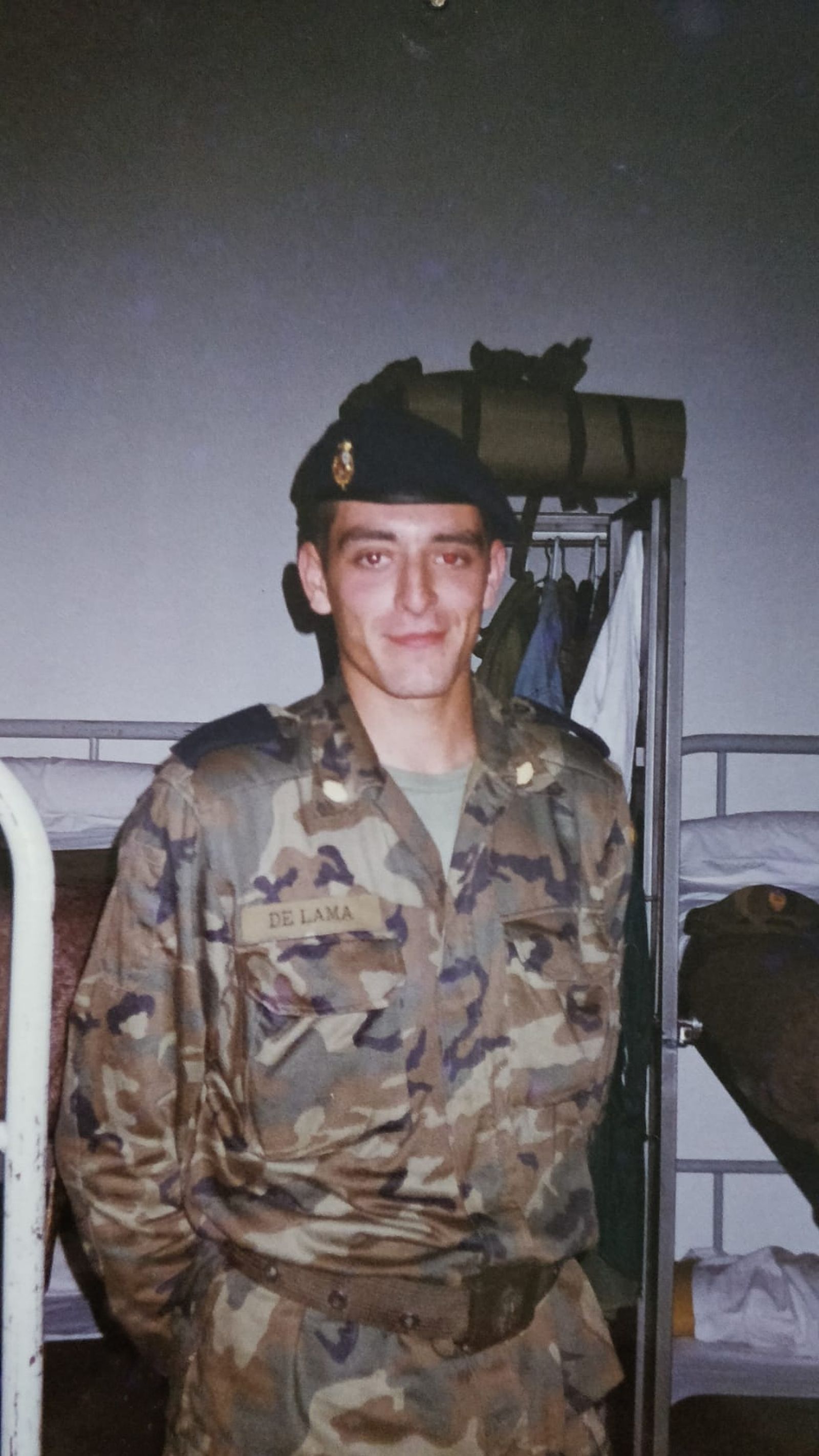 Un joven Luis de Lama en su época de guardia real (1997).