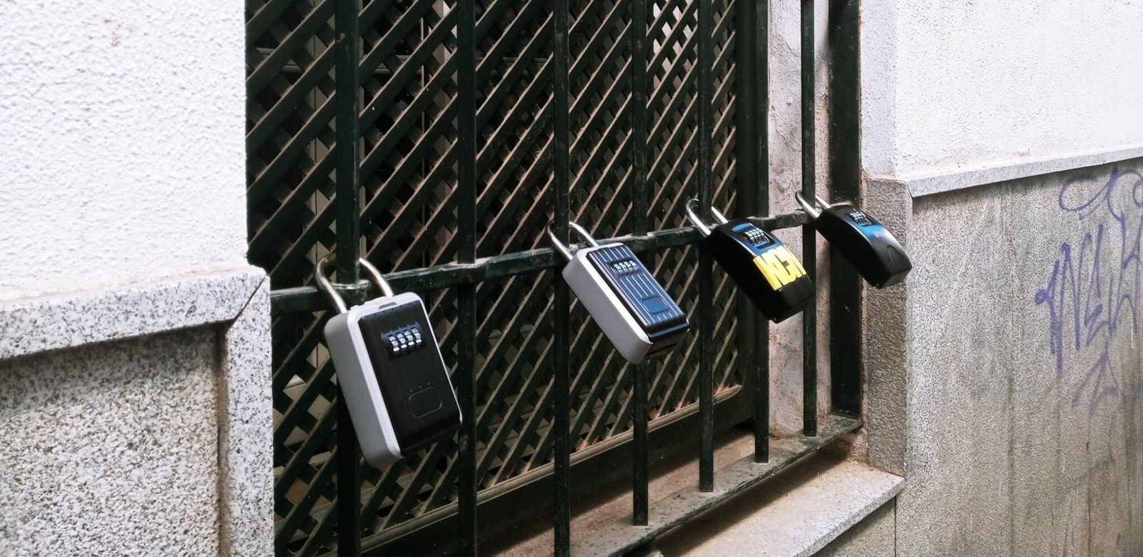 Cajas de seguridad para llaves de apartamentos turísticos.