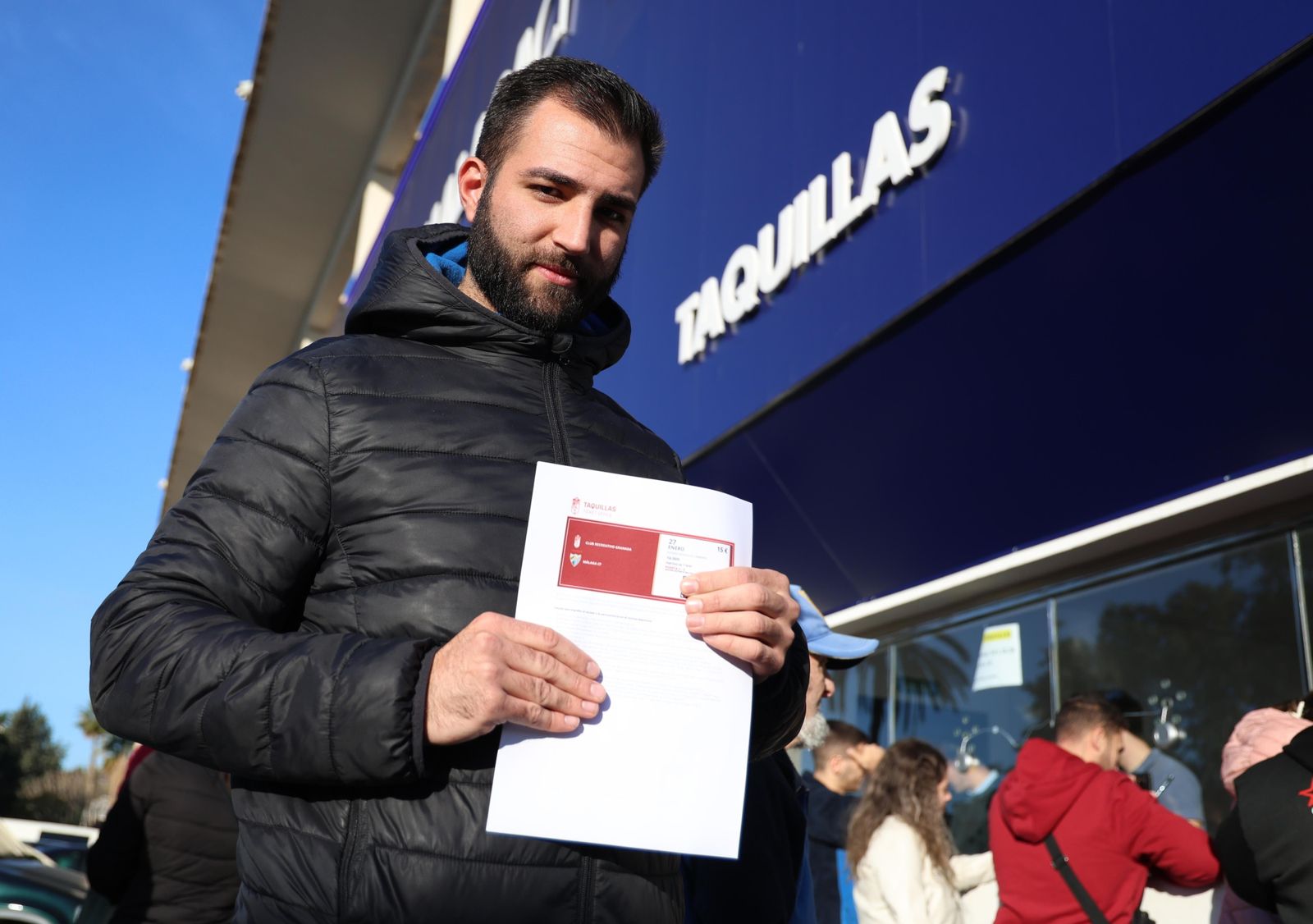 Las fotos de las colas para el Recreativo Granada-Málaga