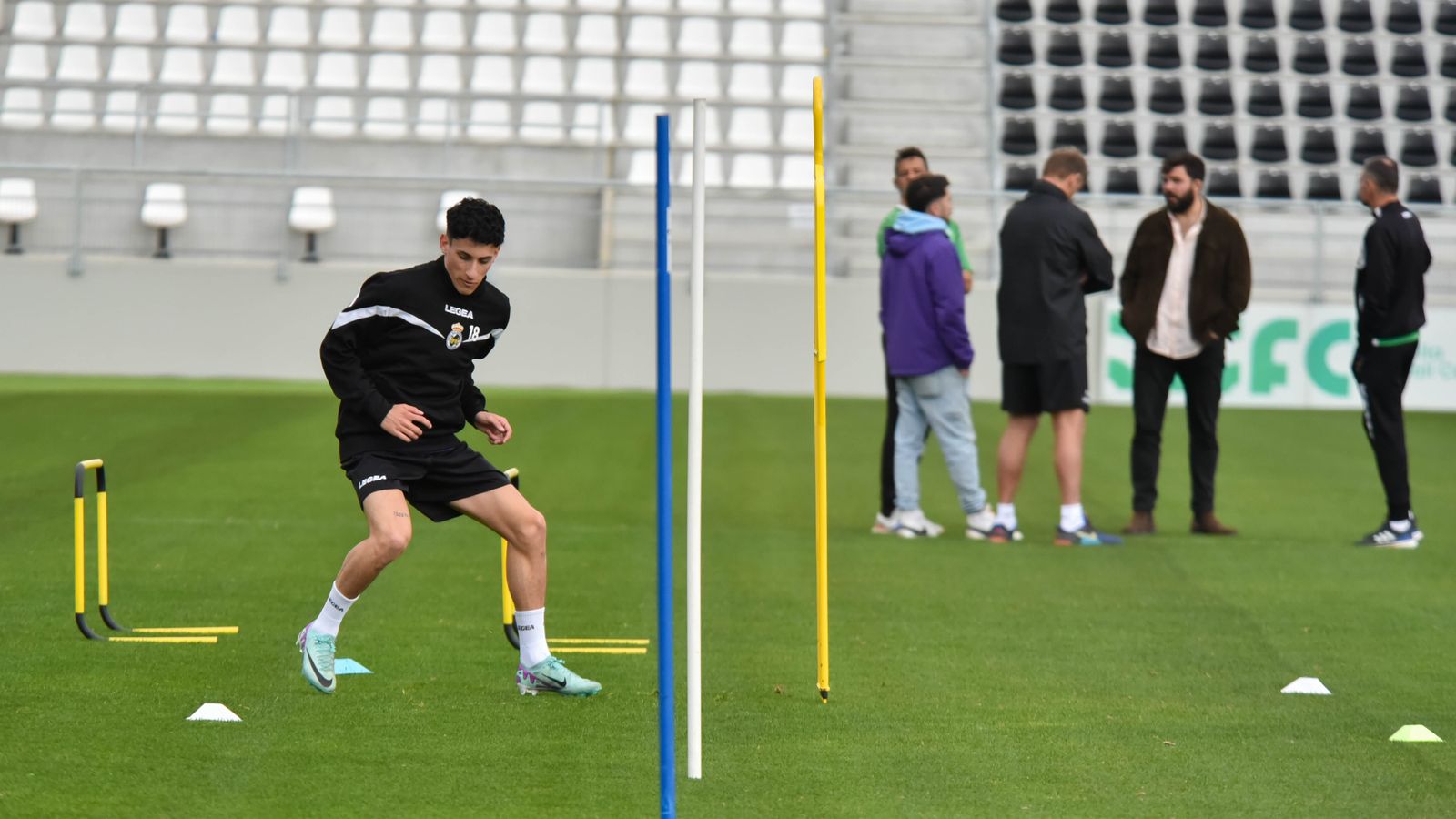 Las fotos del primer entrenamiento de Moi Parra con la Balona
