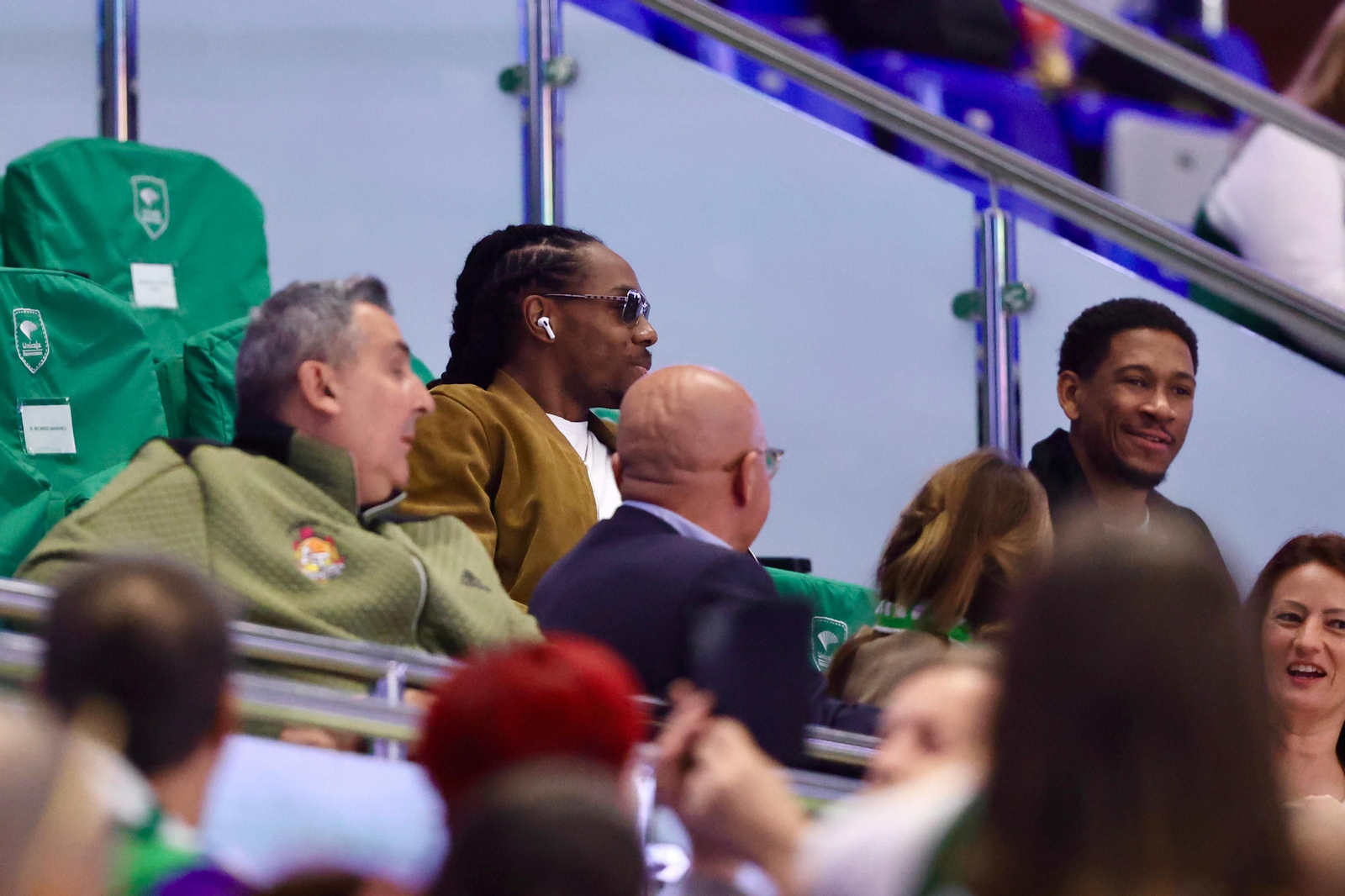 Los jugadores del primer equipo apoyaron al Unicaja Mijas