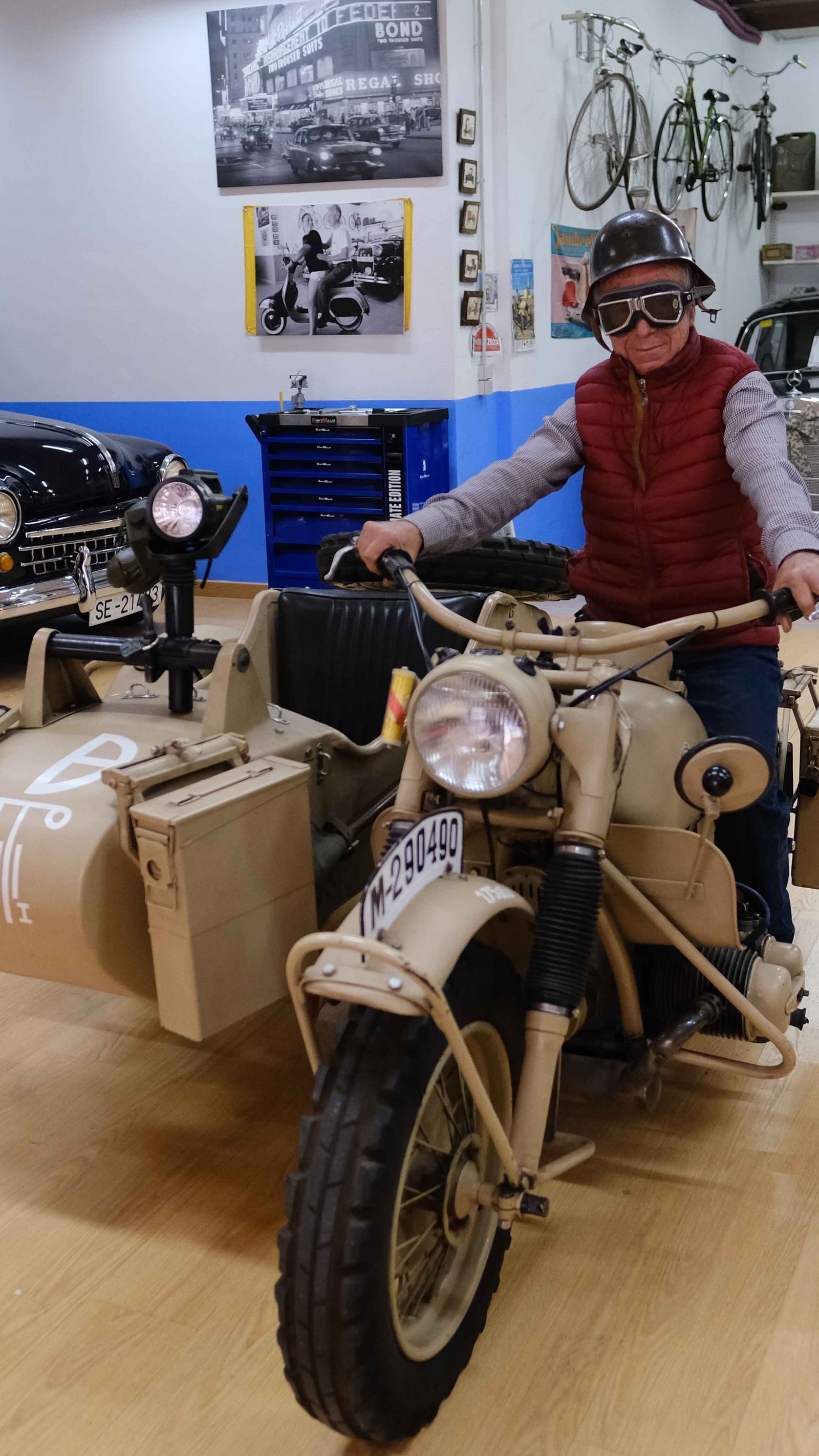 Leocadio Corbacho con su BMW de la Segunda Guerra Mundial y parte de su colección.