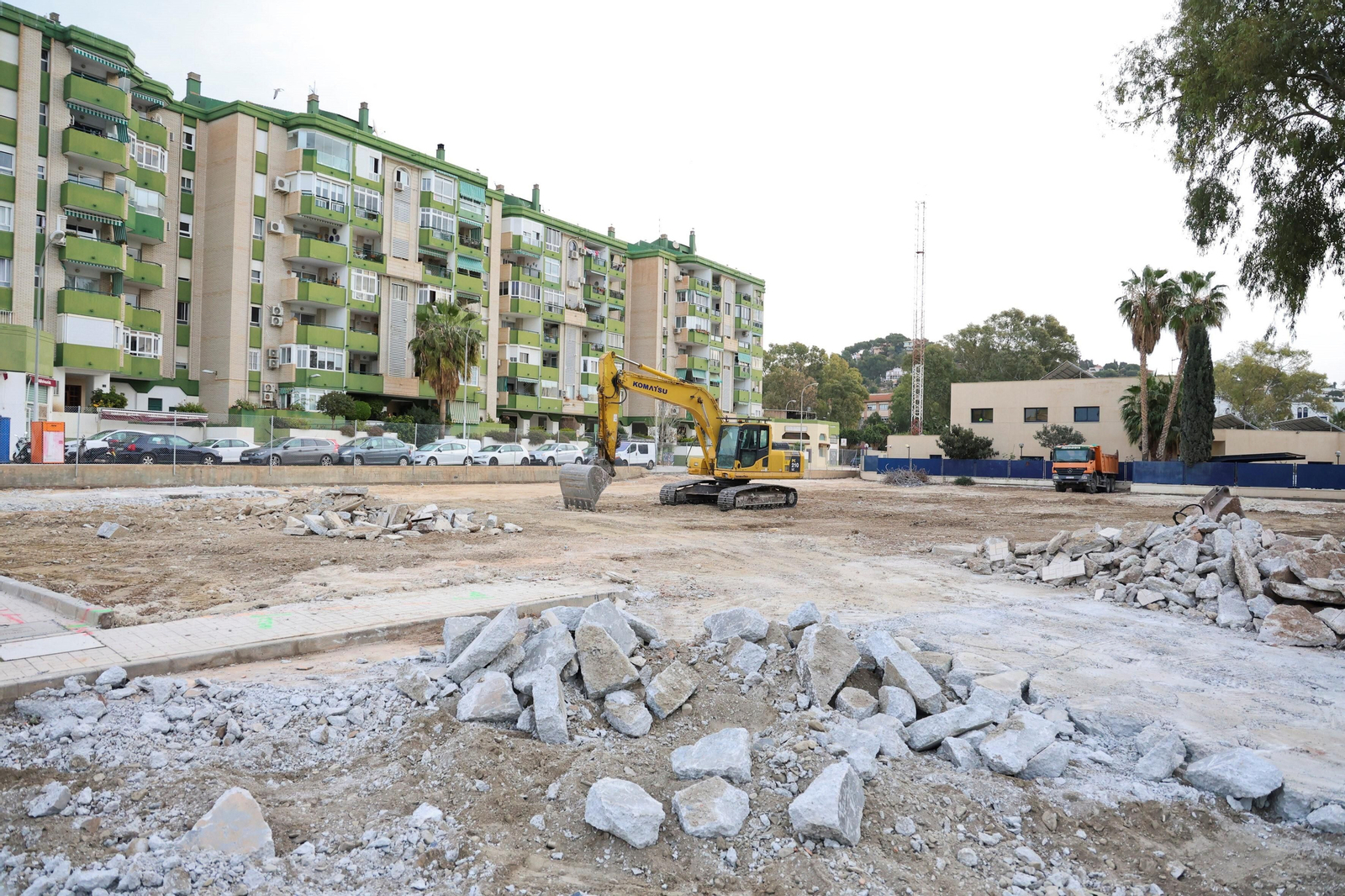 Una excavadora trabajando en el solar.