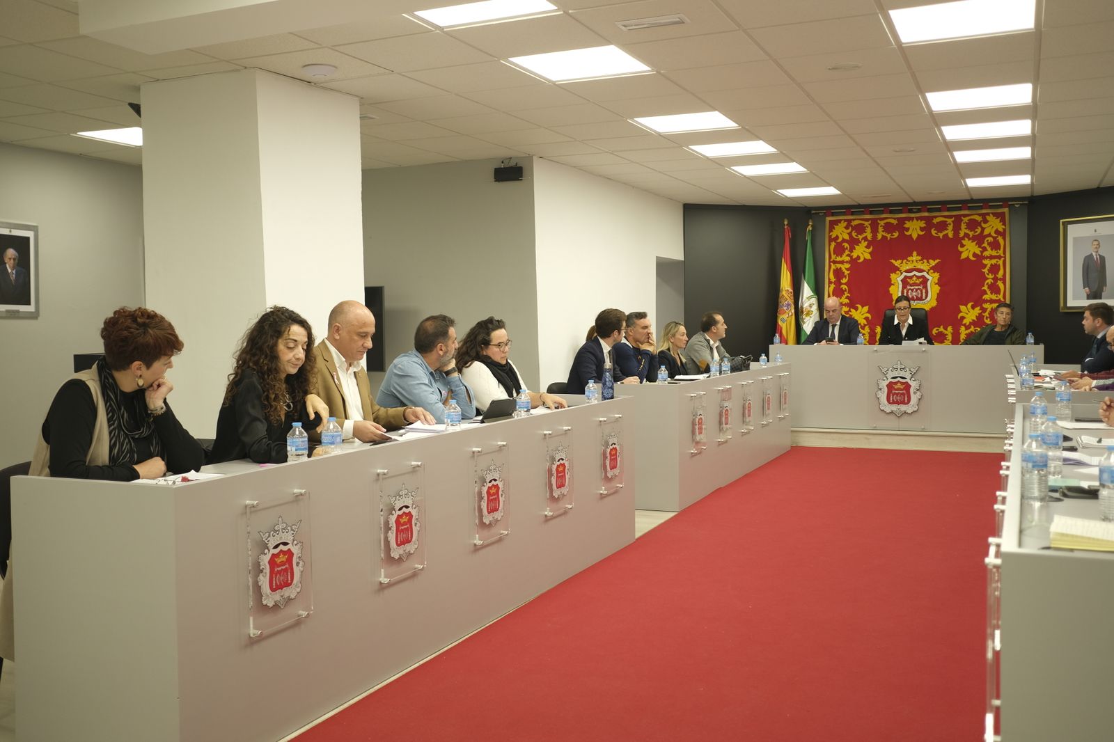 Francisco Cañestro en primer plano con la alcaldesa de Ronda al fondo.