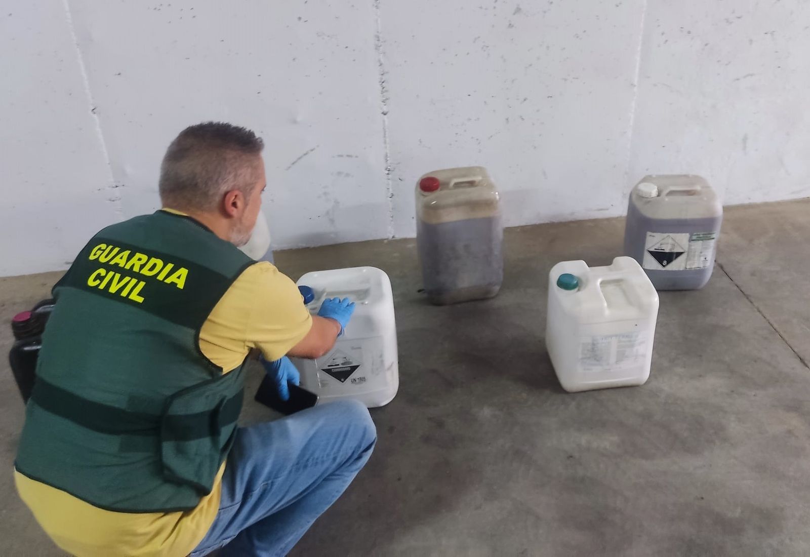 Gasoil recuperado por la Guardia Civil en la operación.