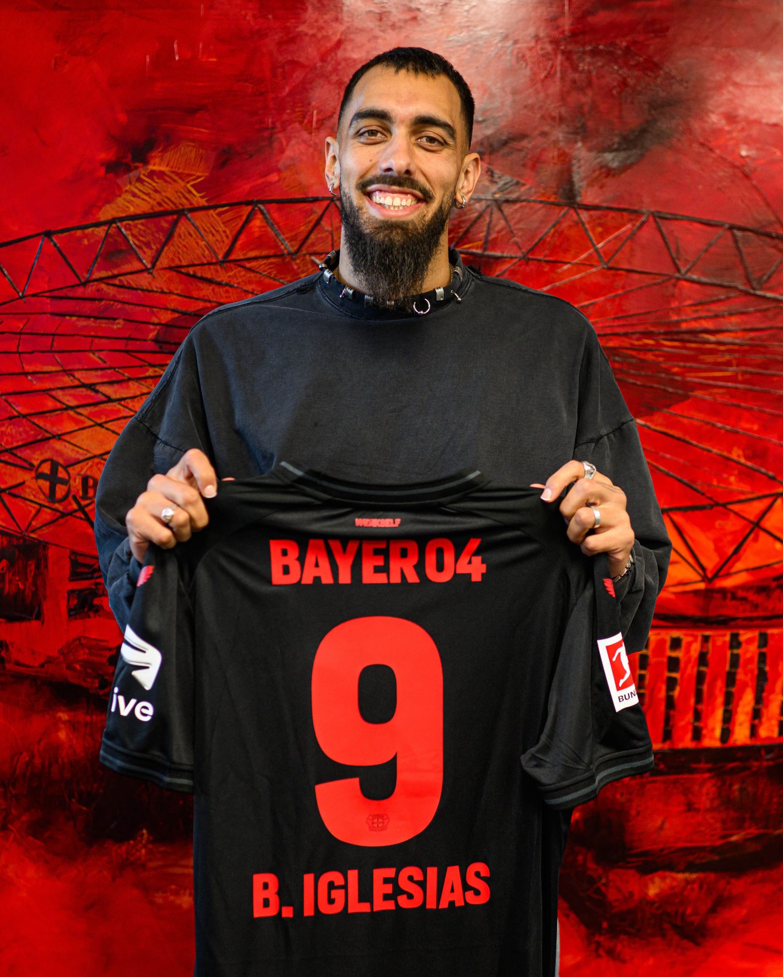 Borja Iglesias posa en las instalaciones del Bayer Leverkusen.