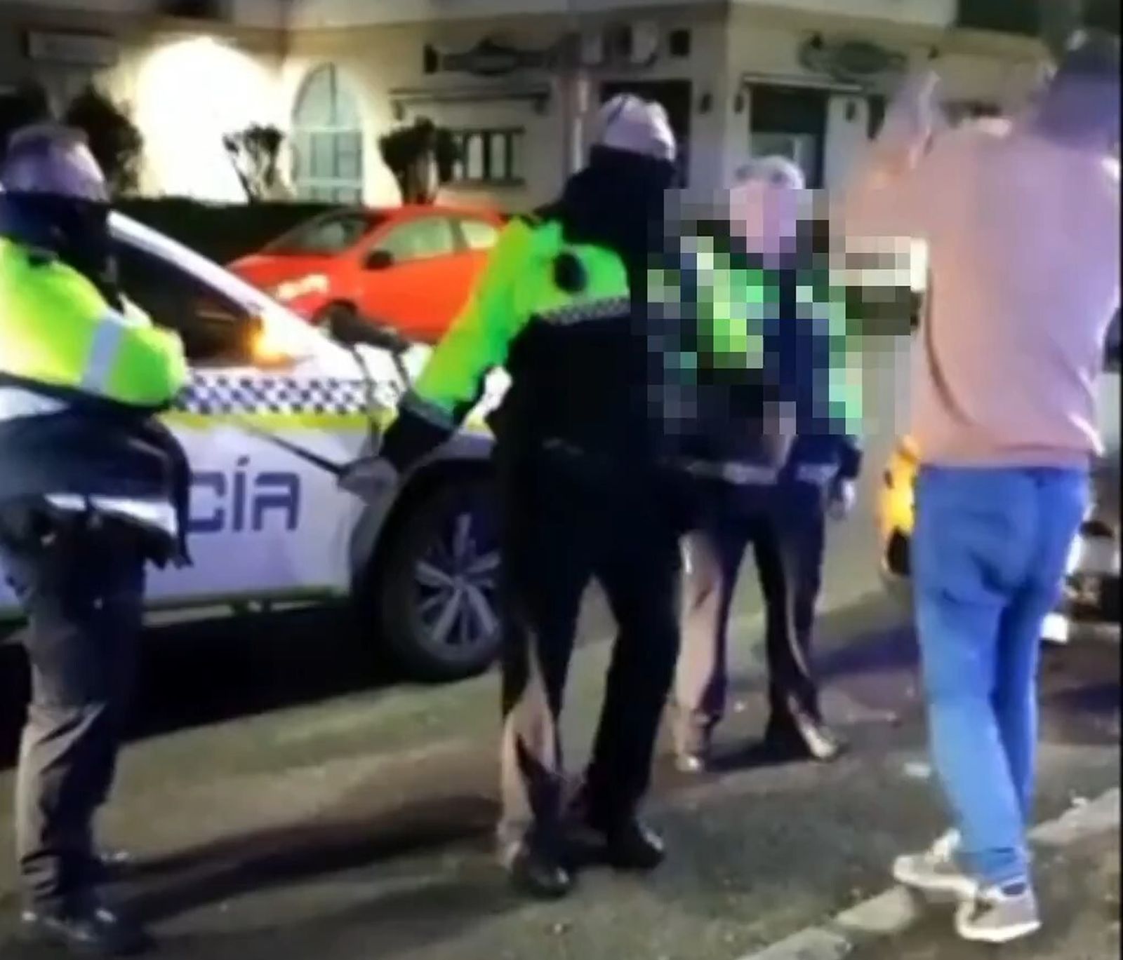 Captura de una imagen del vídeo que circuló por redes sociales del momento del golpeo con la porra extensible.