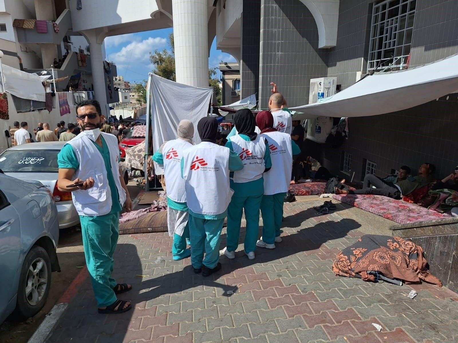 Trabajadores de Médicos Sin Fronteras (MSF) en las afueras del hospital Al Shifa