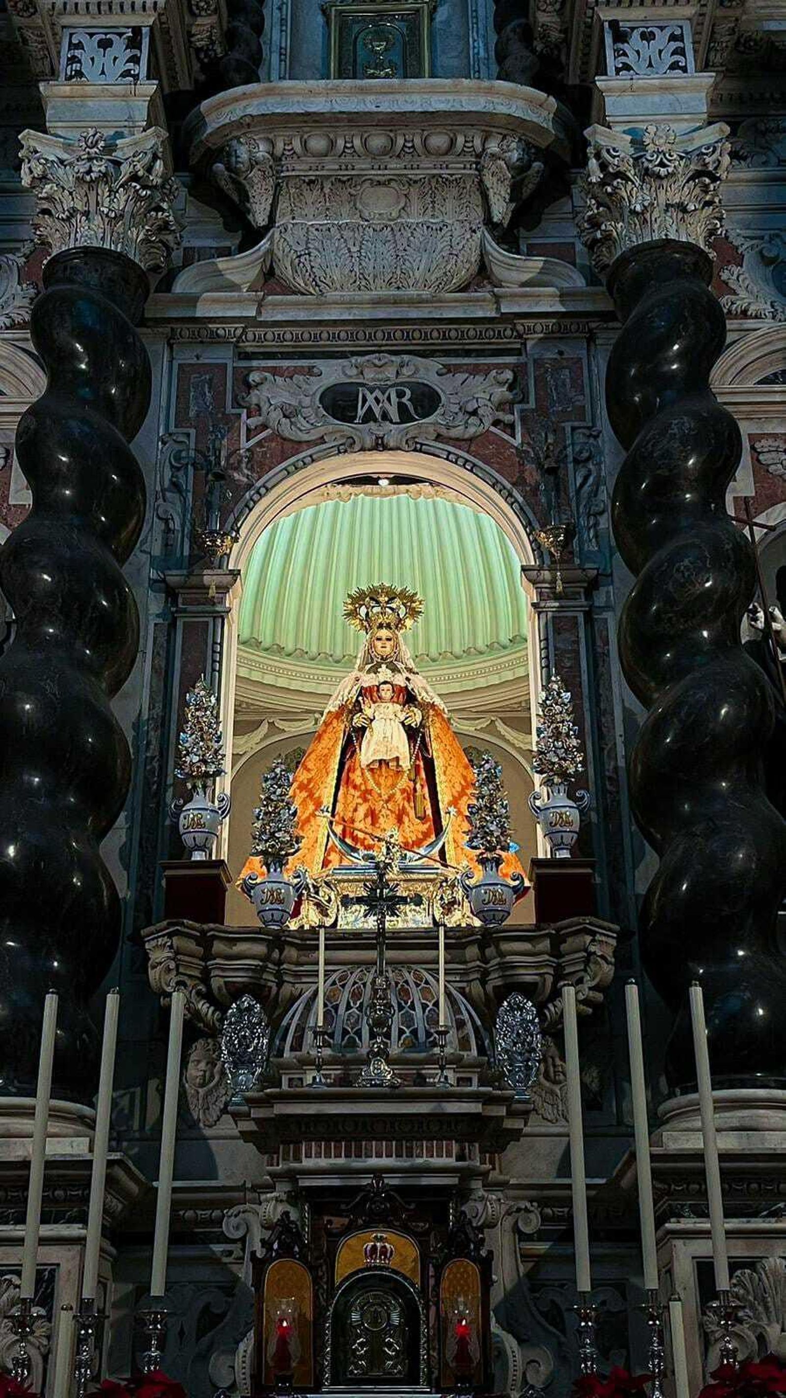 La Patrona de Cádiz, dispuesta para la fiesta de la Candelaria en su camarín de Santo Domingo.