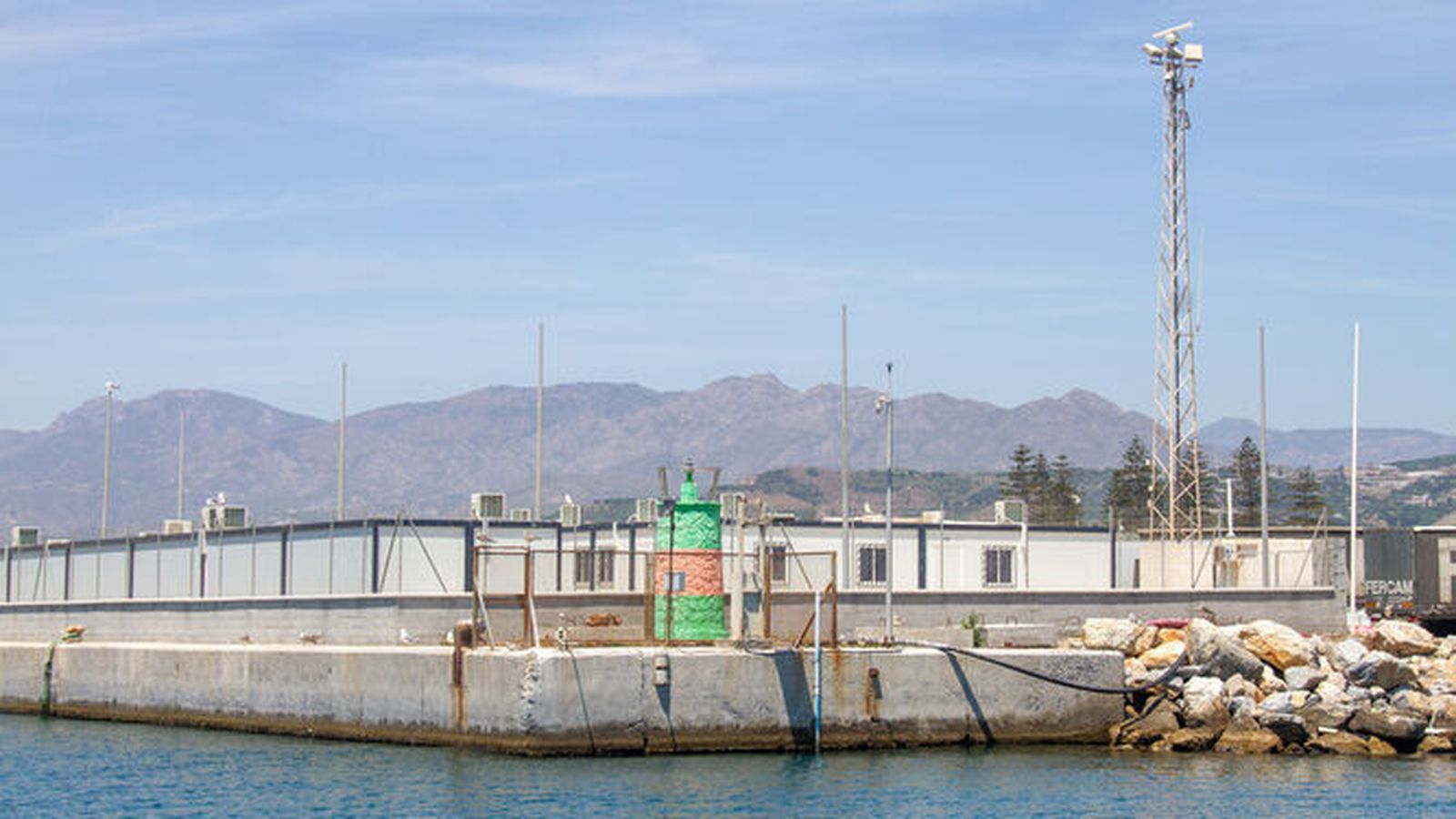 Comienzan a trasladar mobiliario al centro de inmigrantes de Motril a falta de conocerse su fecha de apertura