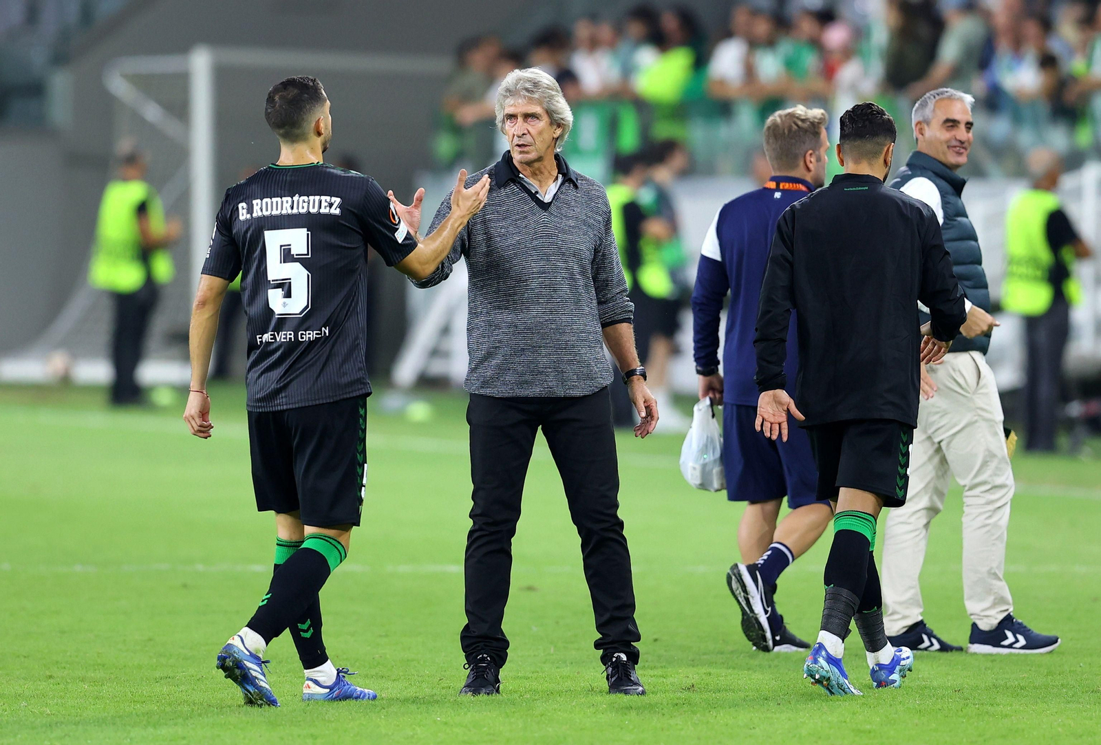 Pellegrini se saluda con Guido a la finalización del encuentro.