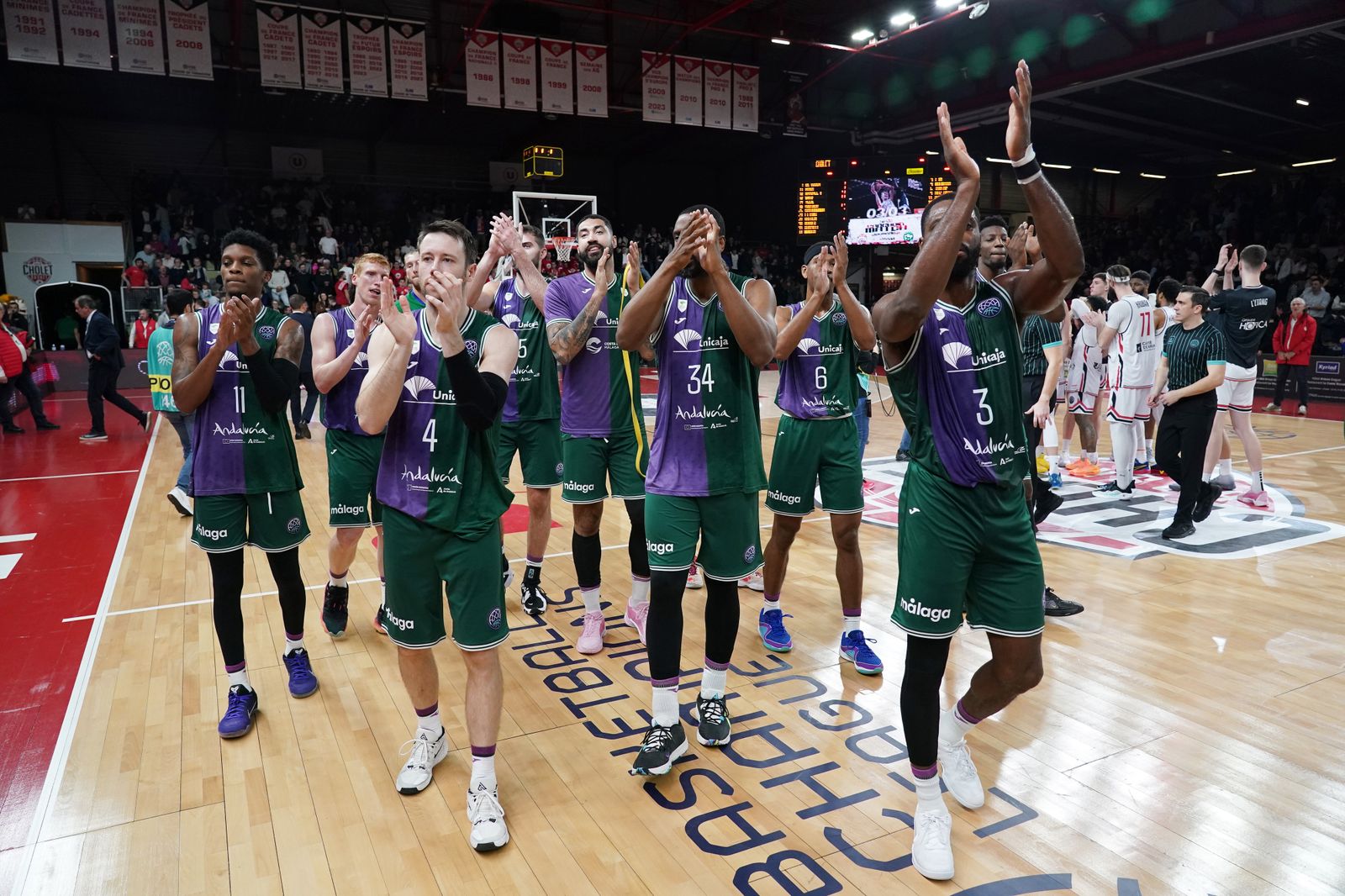 Los jugadores del Unicaja aplauden a los aficionados desplazados.