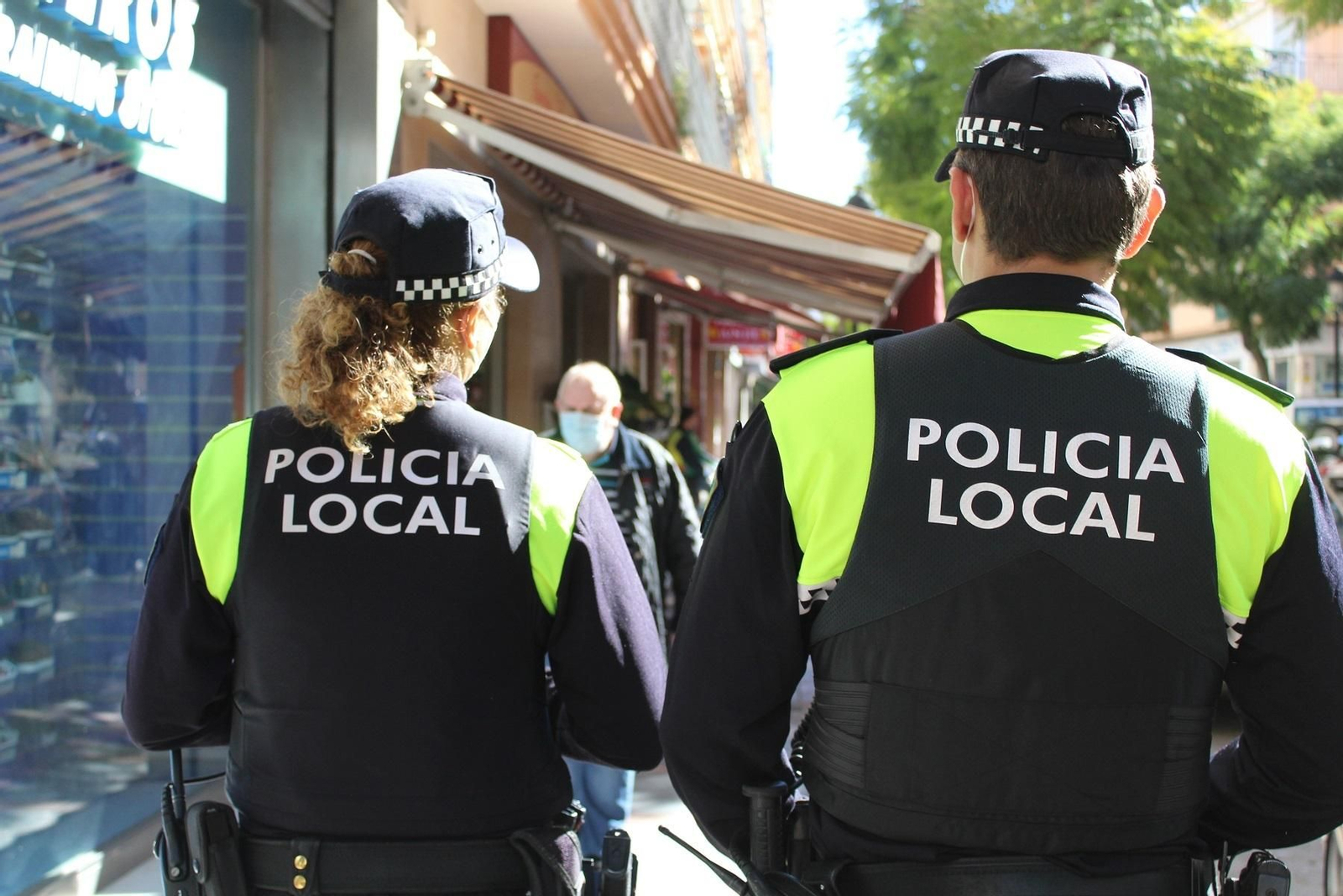 Dos agentes de la Policía Local de Fuengirola en acto de servicio.