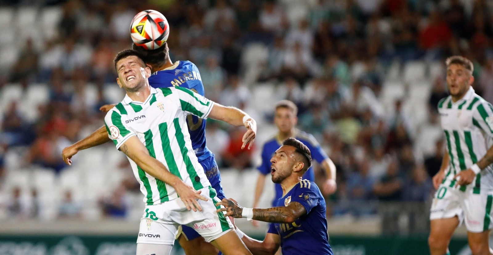 Alberto Toril, ariete del Córdoba CF, pelea por el balón con dos jugadores del Linares.