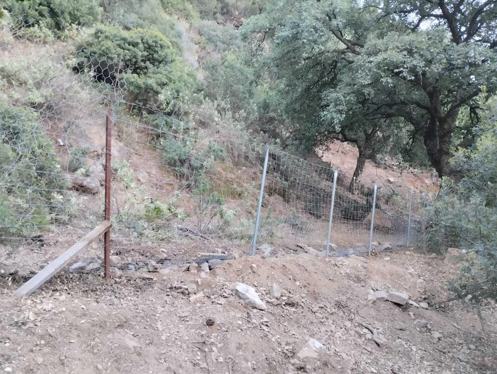 Un tramo de vallado afectado en la Eco Reserva de Ojén.