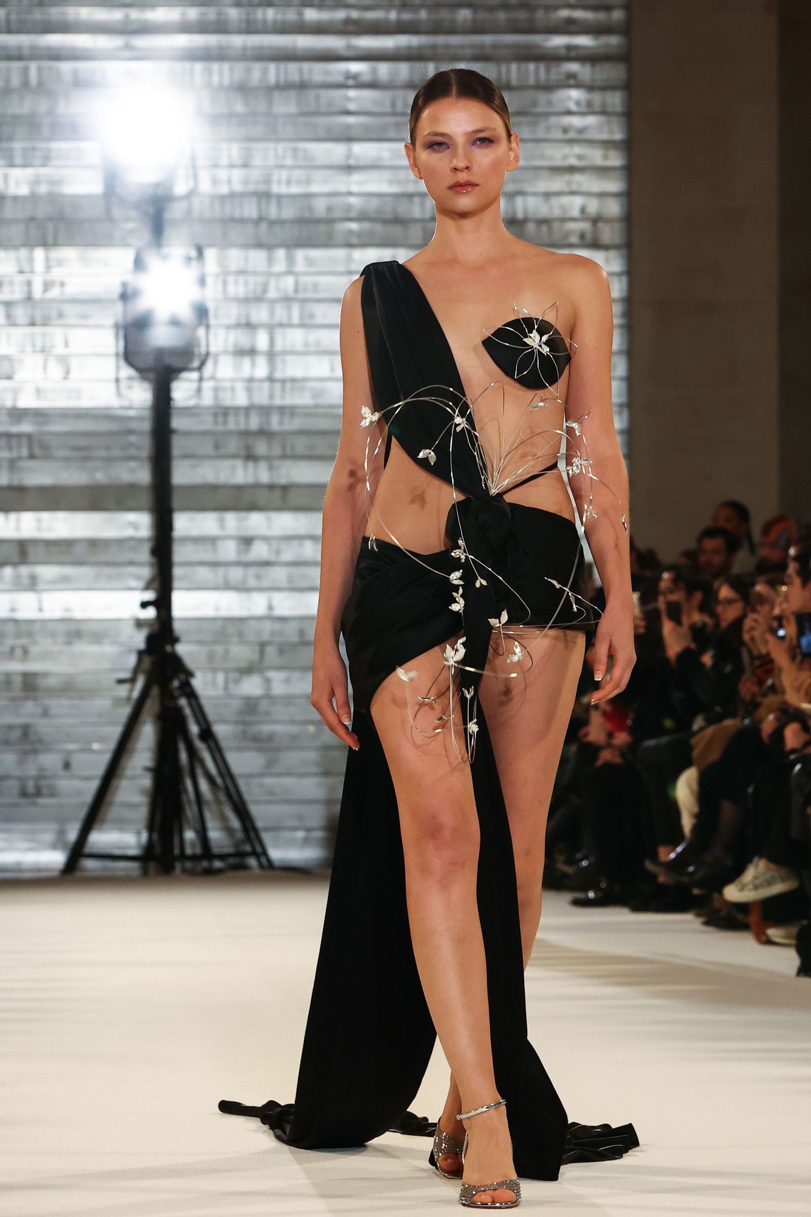 Juana Martín presenta su colección 'La Rosée' en la pasarela de Alta Costura de París, en imágenes