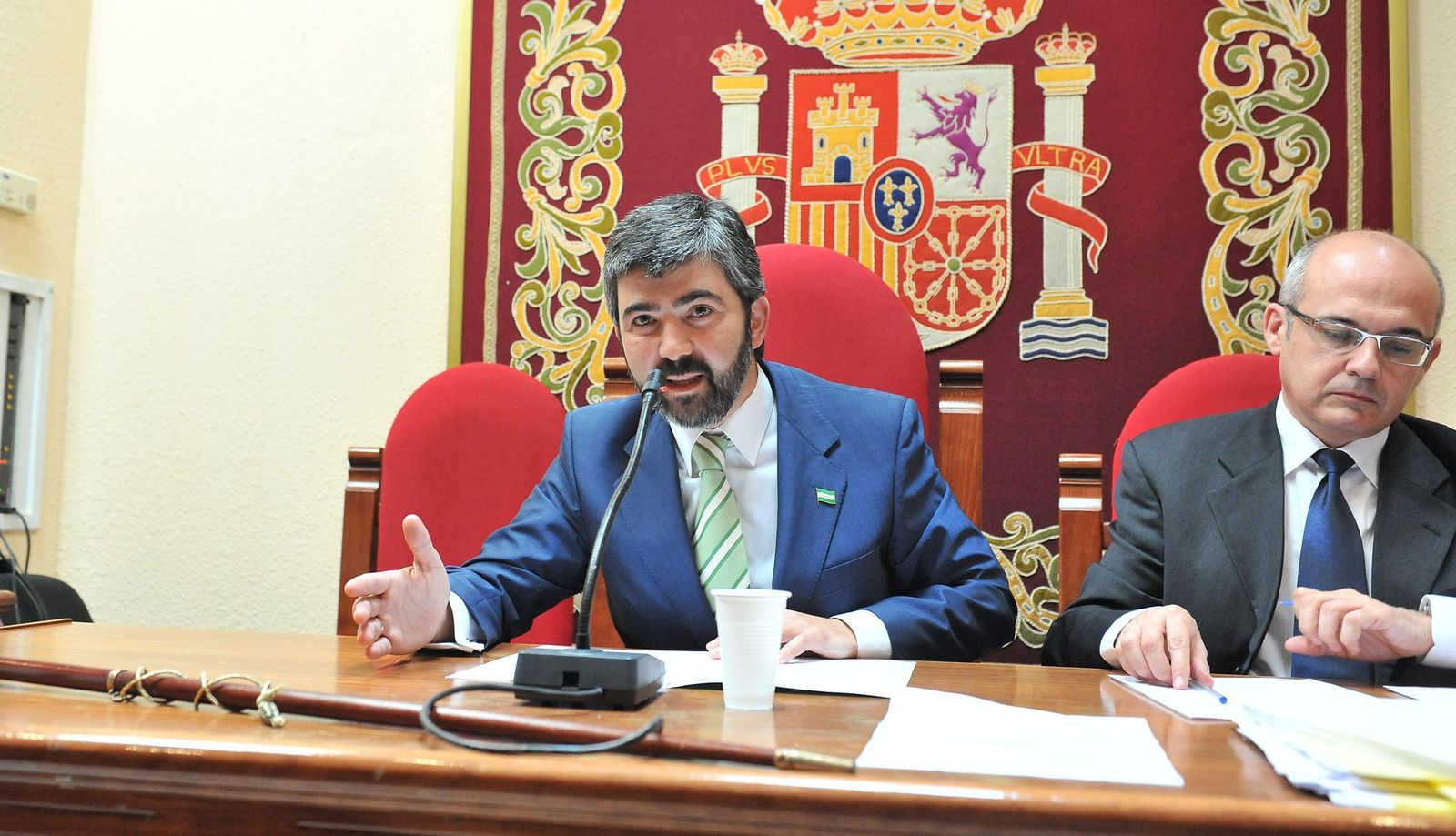 El alcalde de Coria, Modesto  González, en el Ayuntamiento.