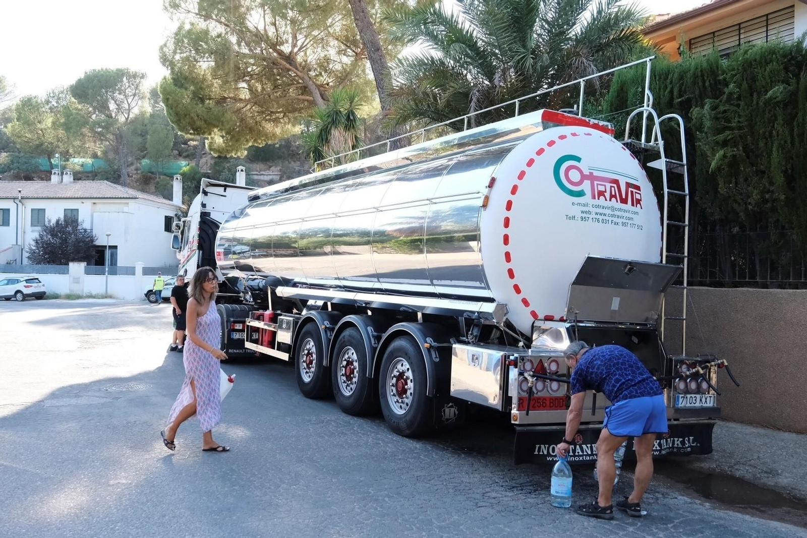 Camión cisterna para los vecinos de la urbanización de Las Jaras.