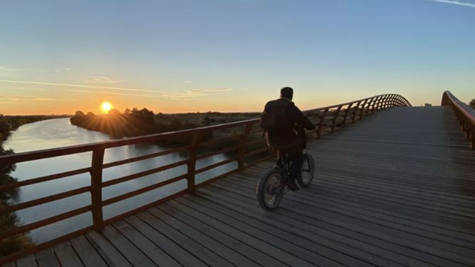 Un ciclista por una de las etapas de la Gran Senda de Málaga.