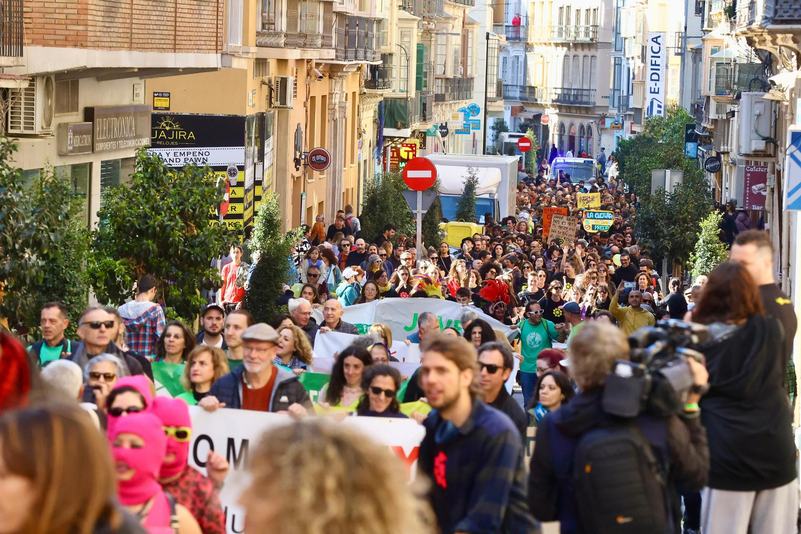 Cientos de personas salen a las calles de Málaga en apoyo a La Invisible, en fotos