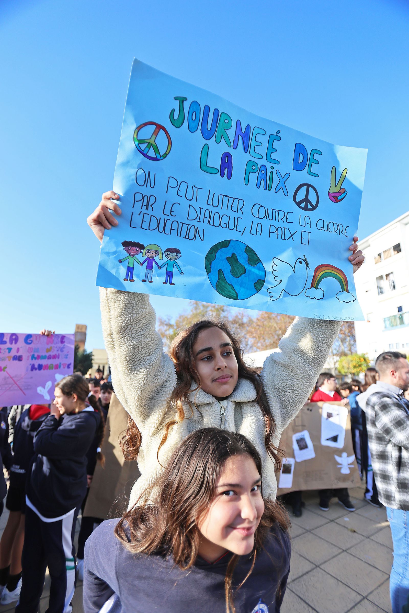 Imágenes del acto del Día a la No Violencia y la Paz del Colegio La Hispanidad