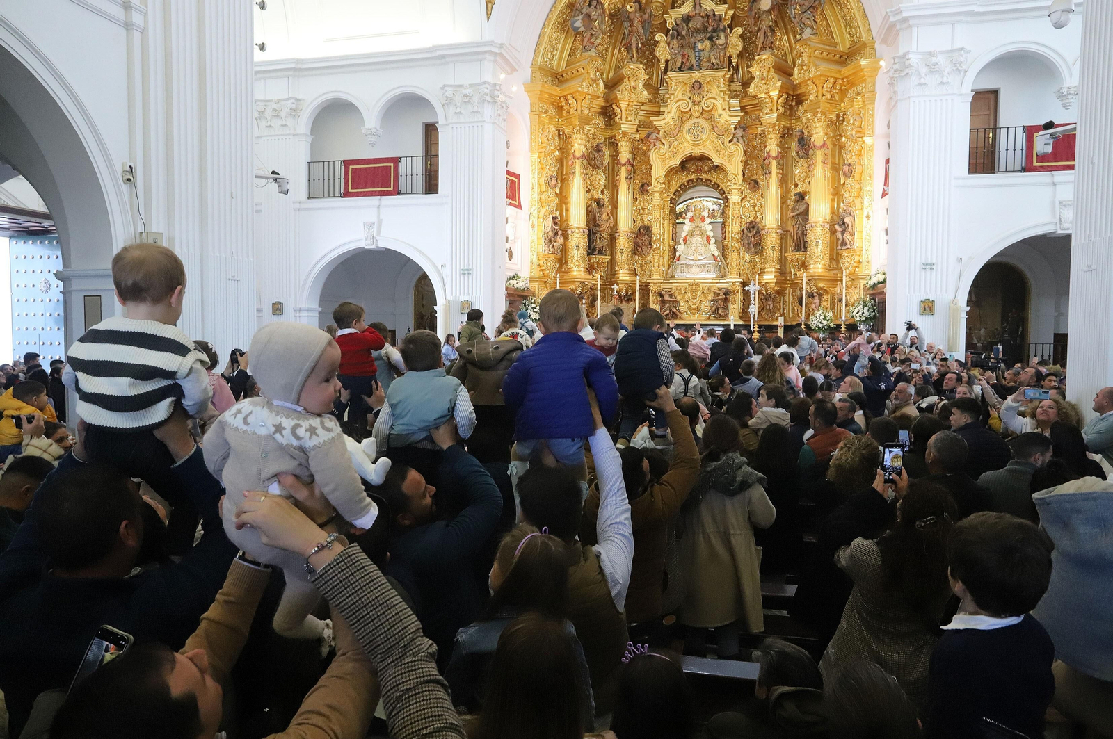 Presentación de niños ante la Virgen en la Candelaria del año pasado.