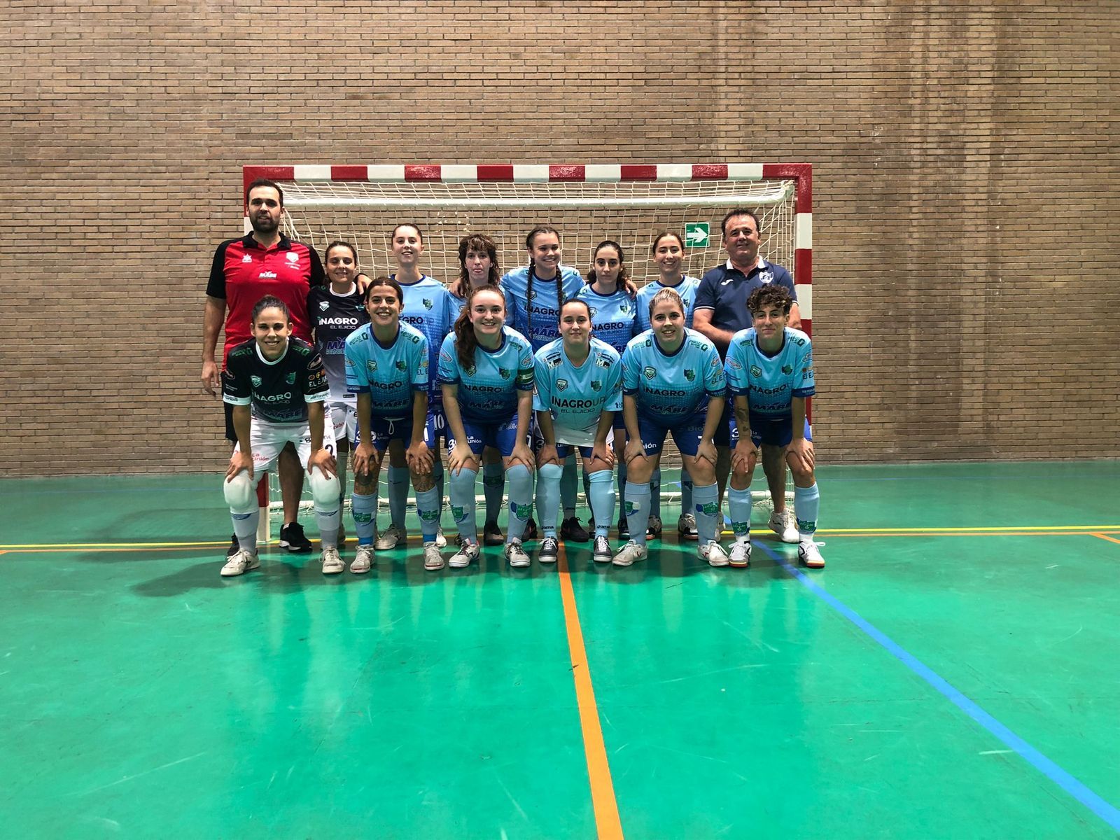 Las jugadoras del conjunto celeste posan sobre la pista antes de un partido.