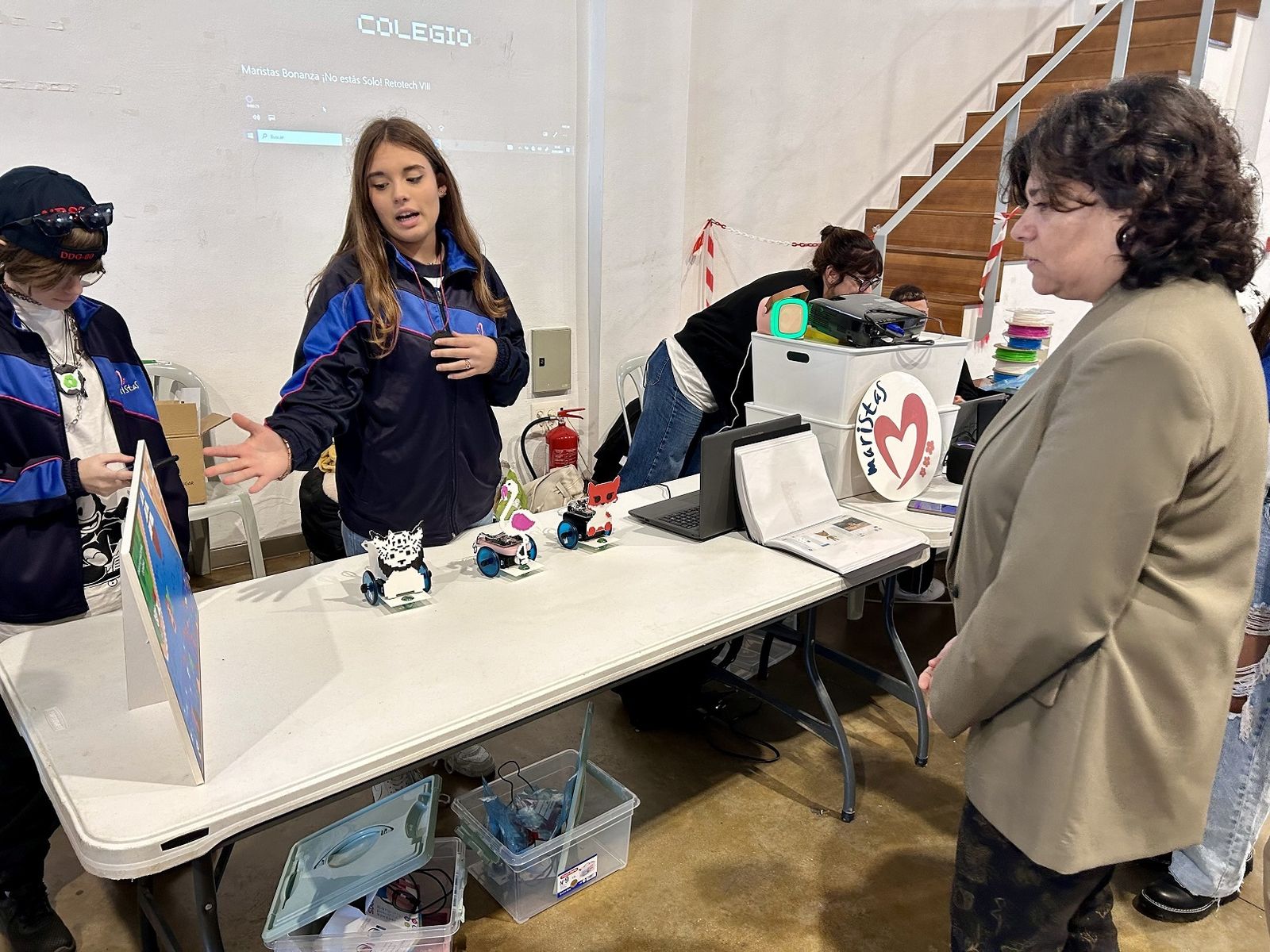 Carmen Álvarez observa uno de los trabajos de los alumnos sanluqueños.