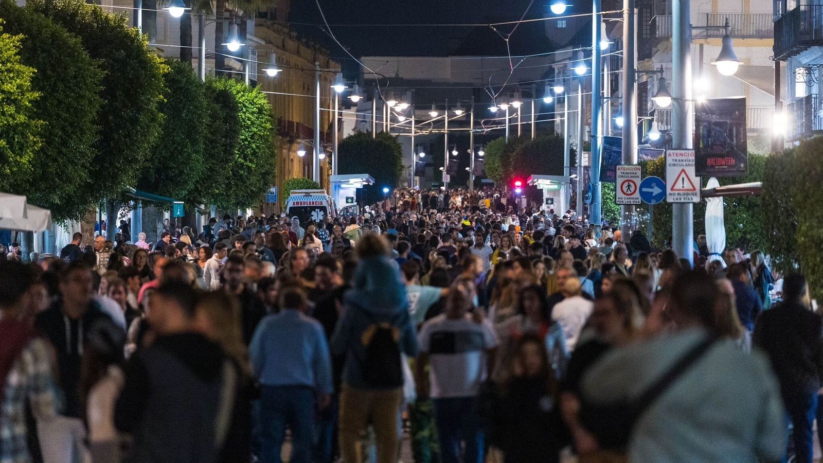 Aspecto que presentaban los tramos más céntricos de la calle Real en la noche del sábado con motivo de Halloween.