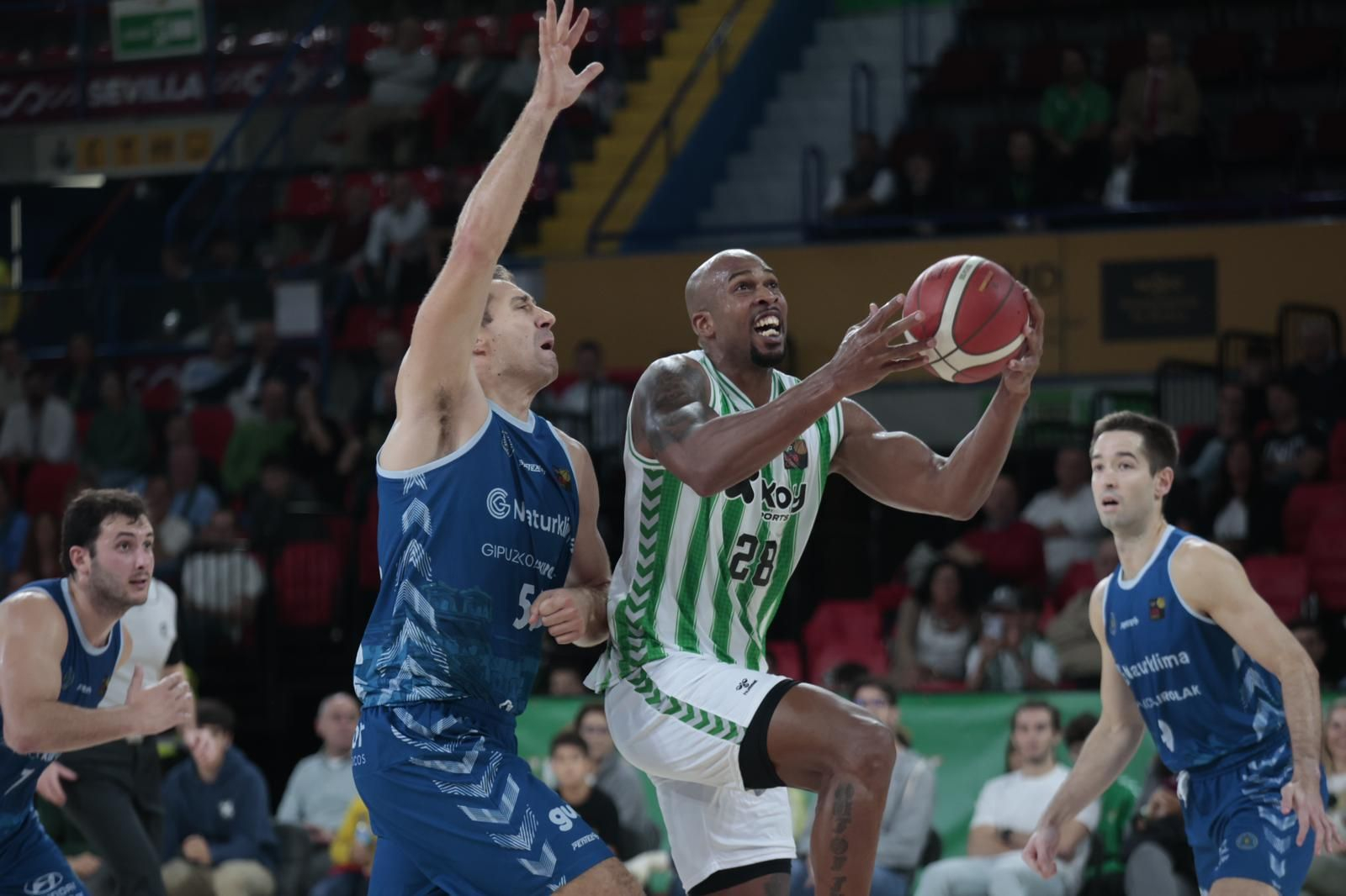 Ismael Romero entra a canasta ante la defensa del ex bético Marcius.