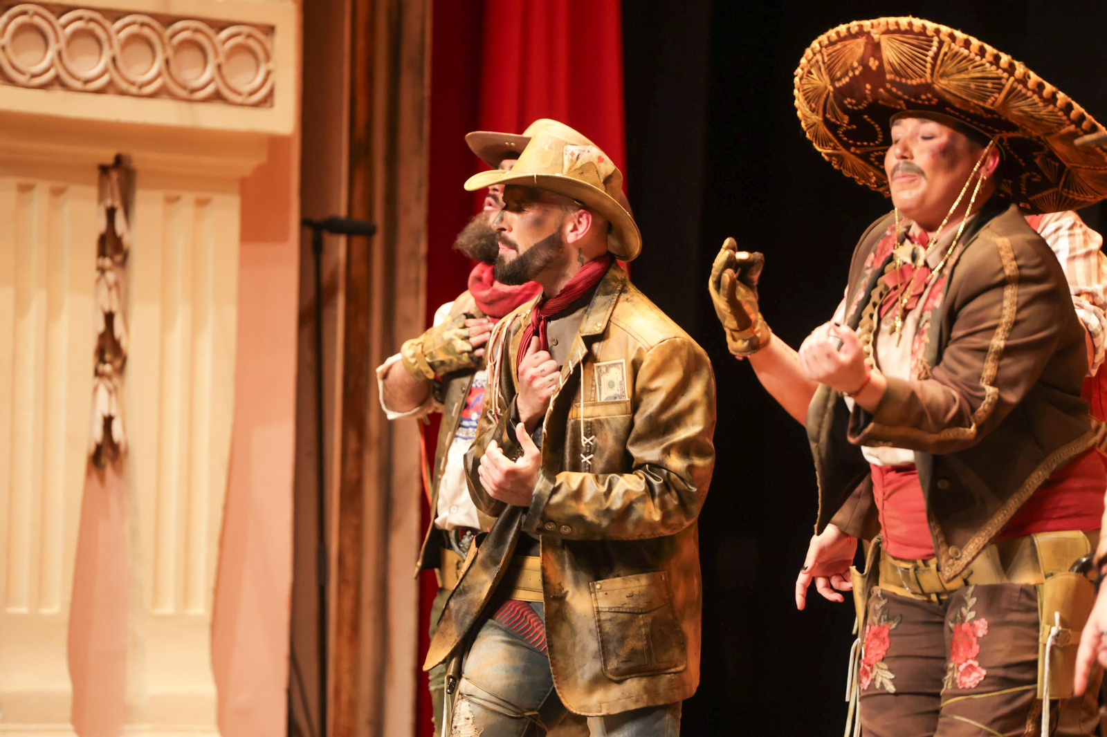 Imágenes de la actuación de la comparsa de Huelva "Los Renegaos" en el Carnaval Colombino