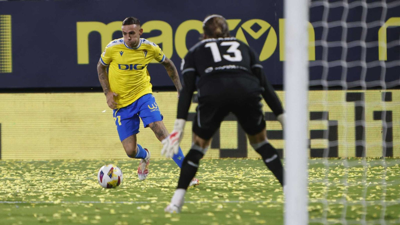 Roger Martí con el balón ante Nyland.
