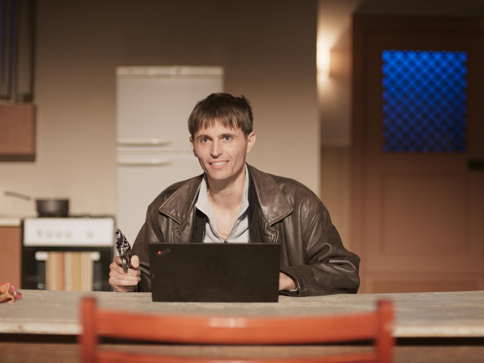 Raphael Quenard tomando el escenario al asalto en 'Yannick'.