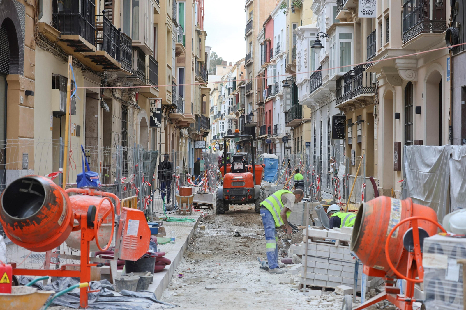 Obreros trabajan en calle Álamos.