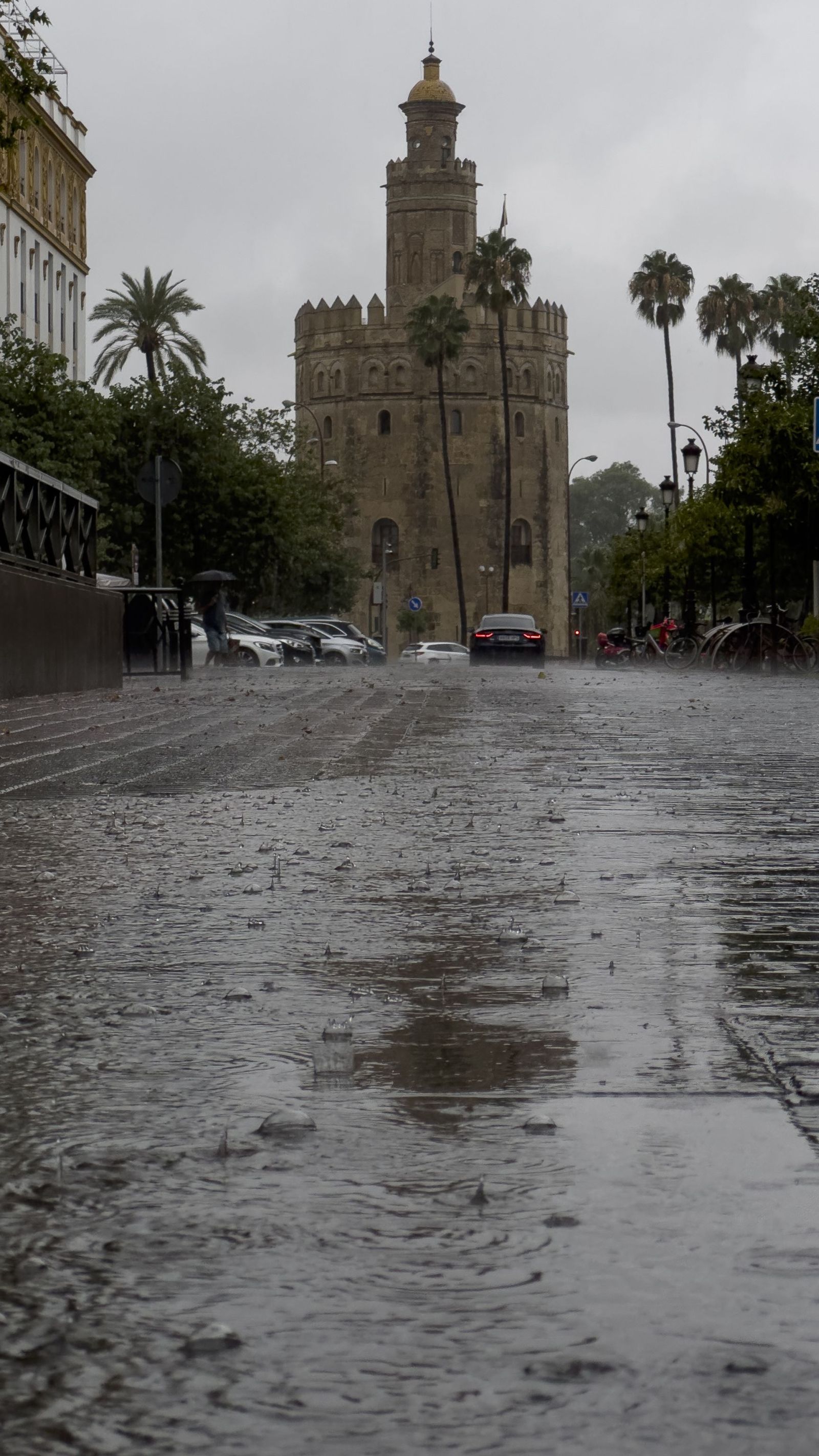 La Torre del Oro en un día lluvioso en la ciudad.