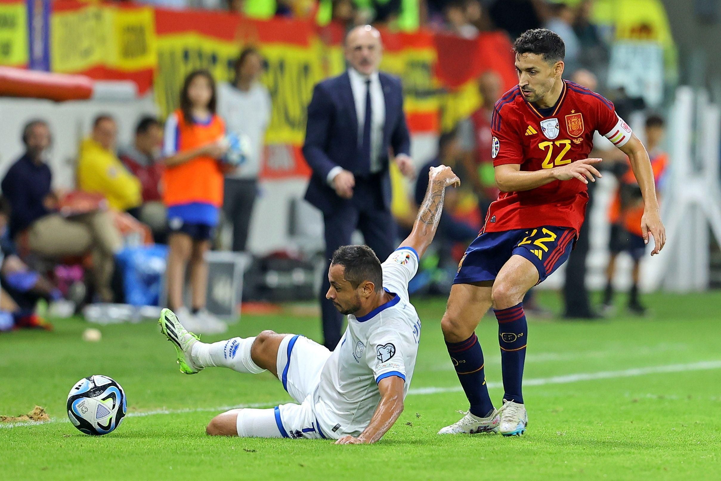 Jesús Navas, con el brazalete de capitán, hostiga a Anderson Correia, en Chipre.