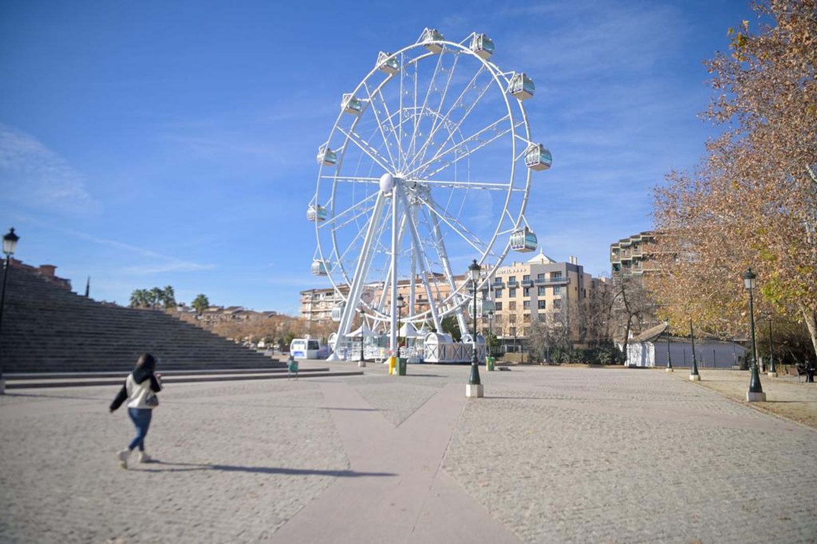 Noria en la explanada del Palacio de Congresos.