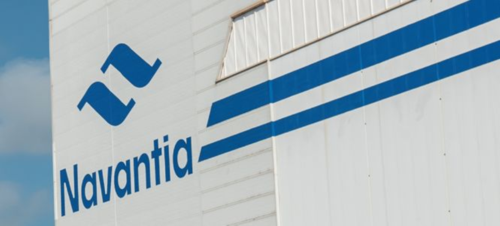 Logo de Navantia en un edificio de la compañía.