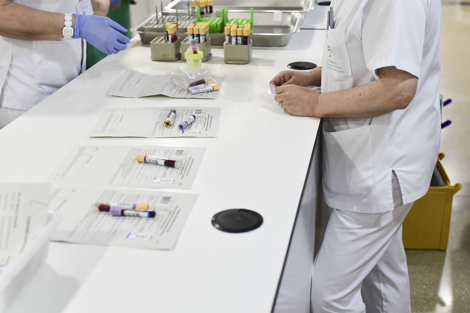 Imagen de archivo del trabajo en el Servicio de Análisis Clínicos del Hospital Reina Sofía de Córdoba.