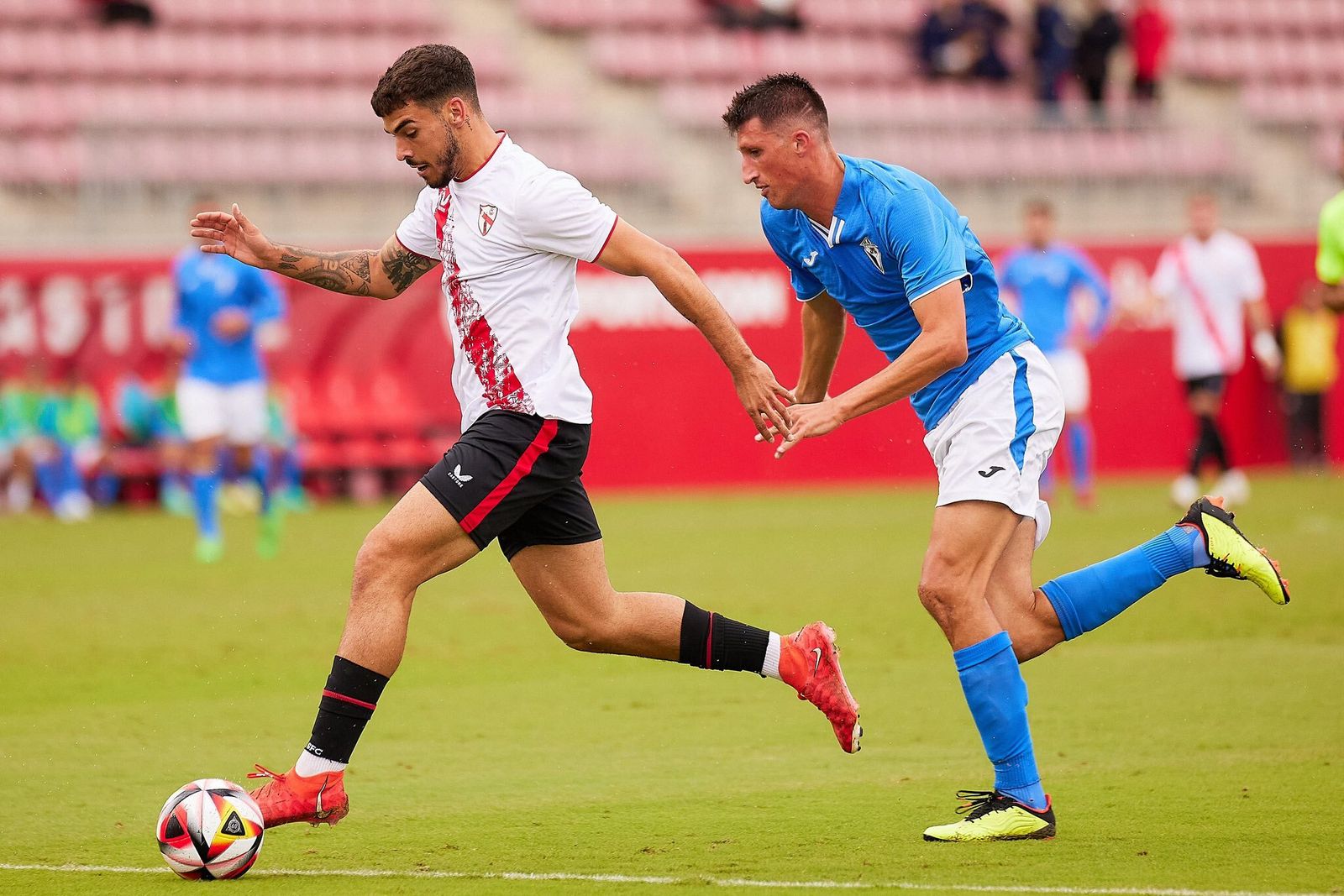 Isaac conduce con velocidad la pelota con su pierna izquierda.
