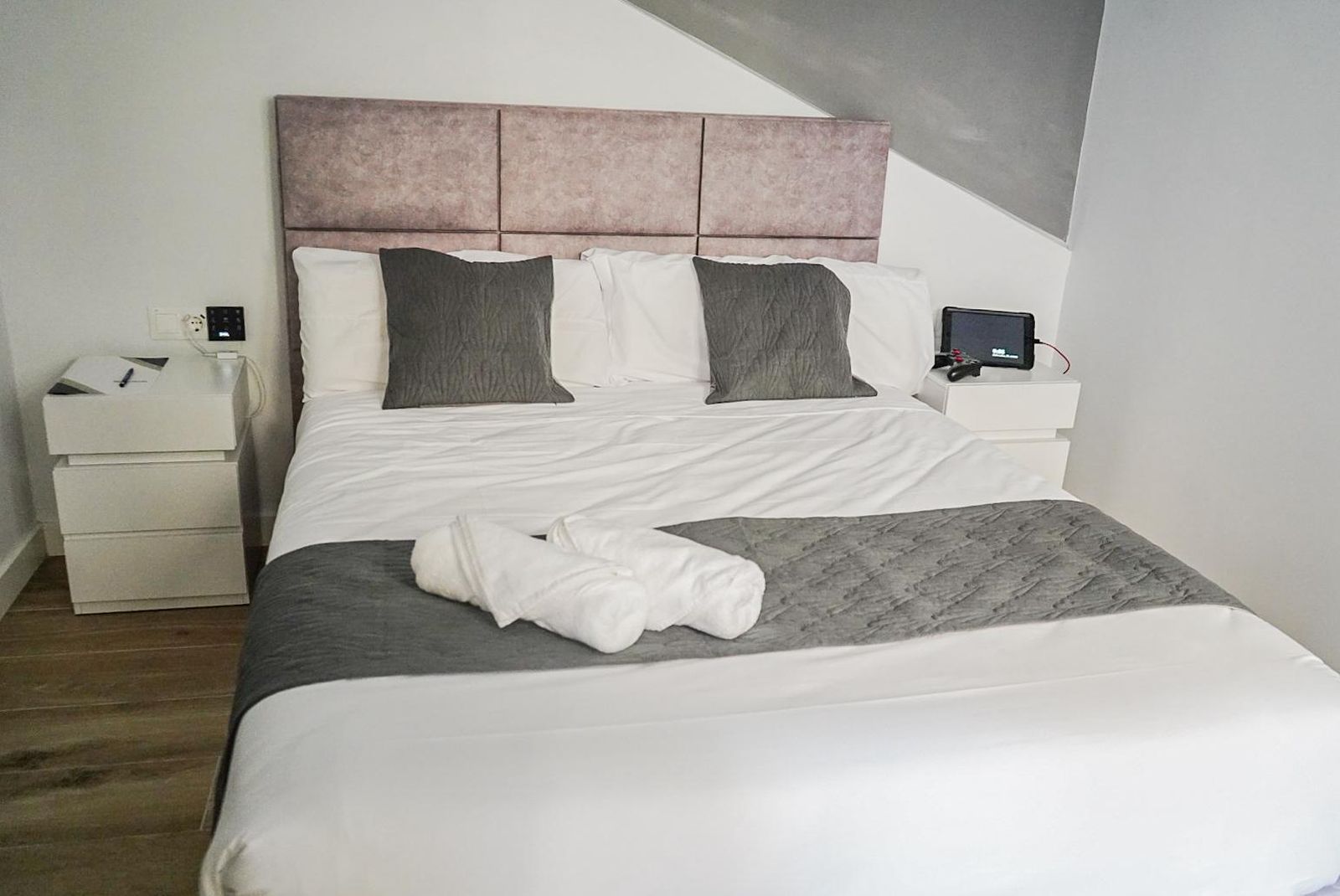 Descubre el interior del hotel impulsado por una Inteligencia Artificial en Granada: todas las imágenes