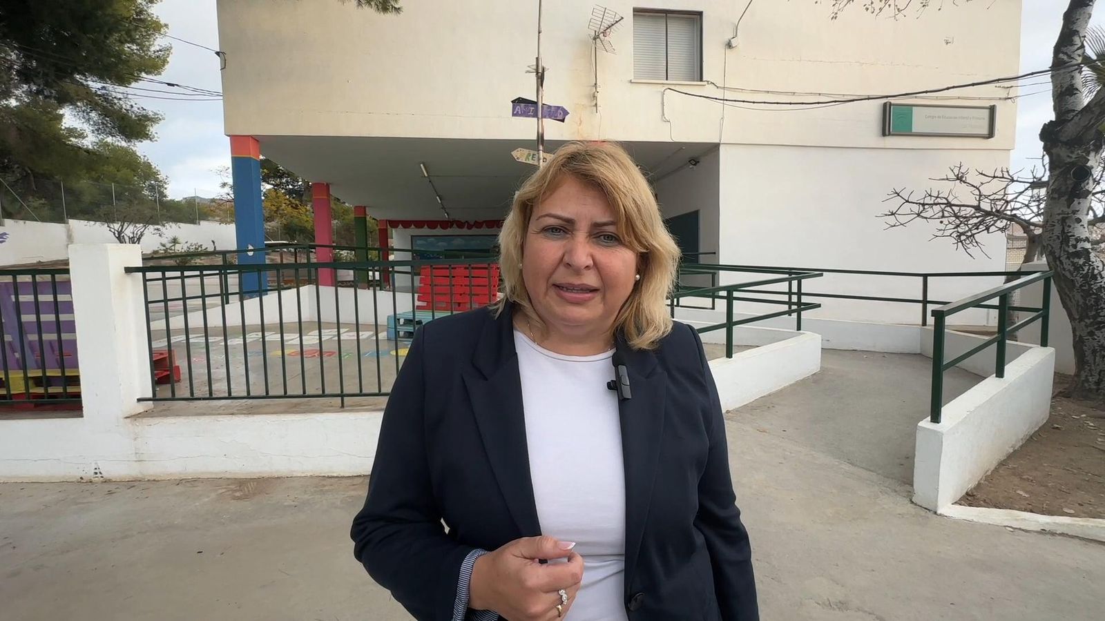 La concejala de Educación, Ana María Muñoz, en el colegio público Virgen de las Maravillas de Maro