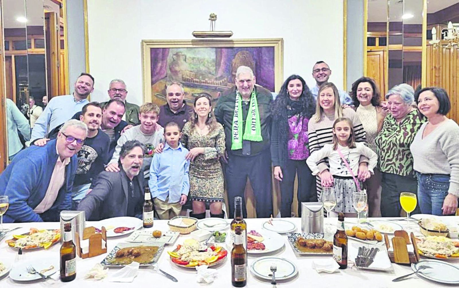 Miguel Gallardo, en el centro, con los miembros de la Peña Bética de Jaén.