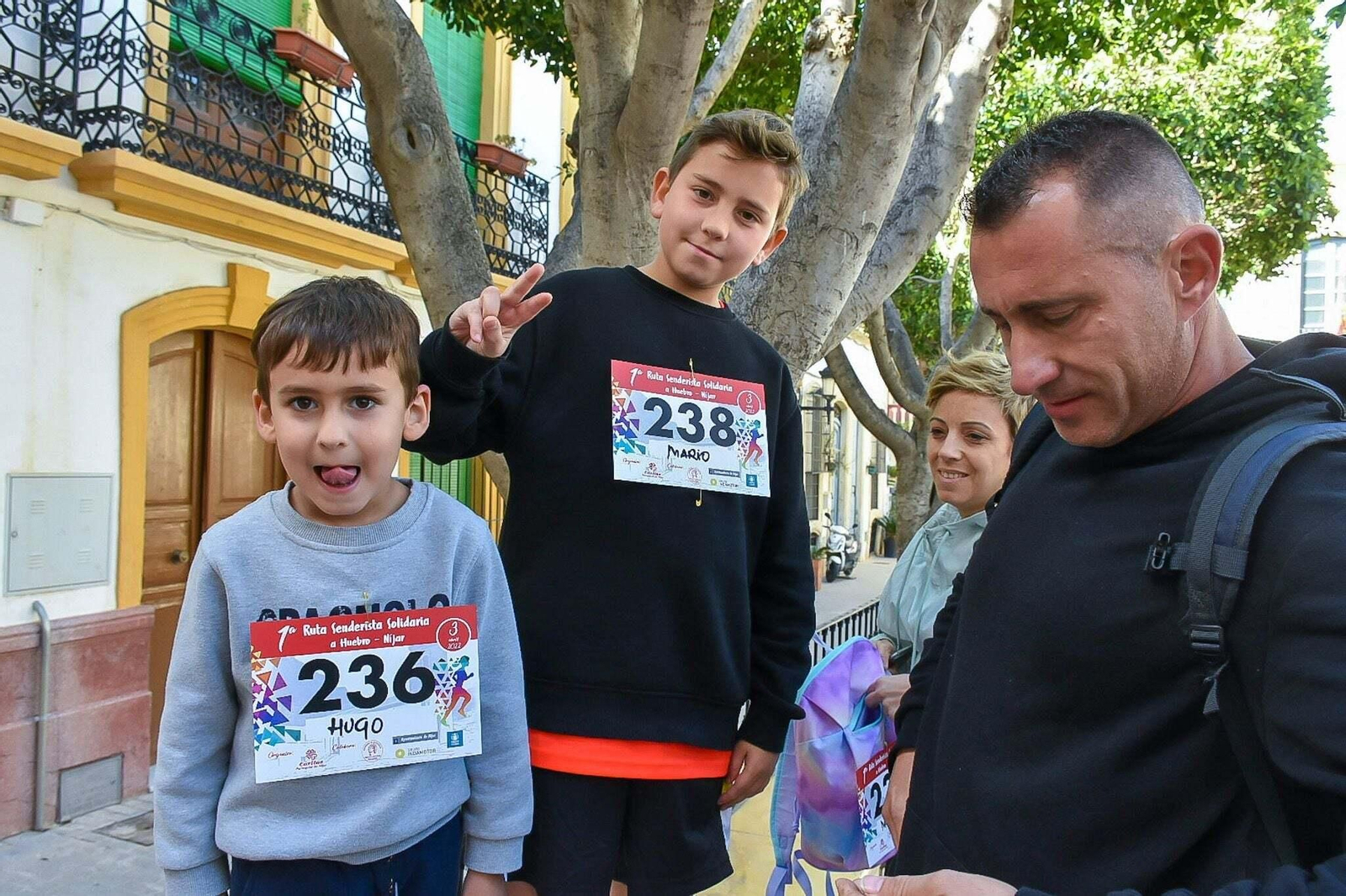 Un padre con sus dos hijos antes de la edición de 2023