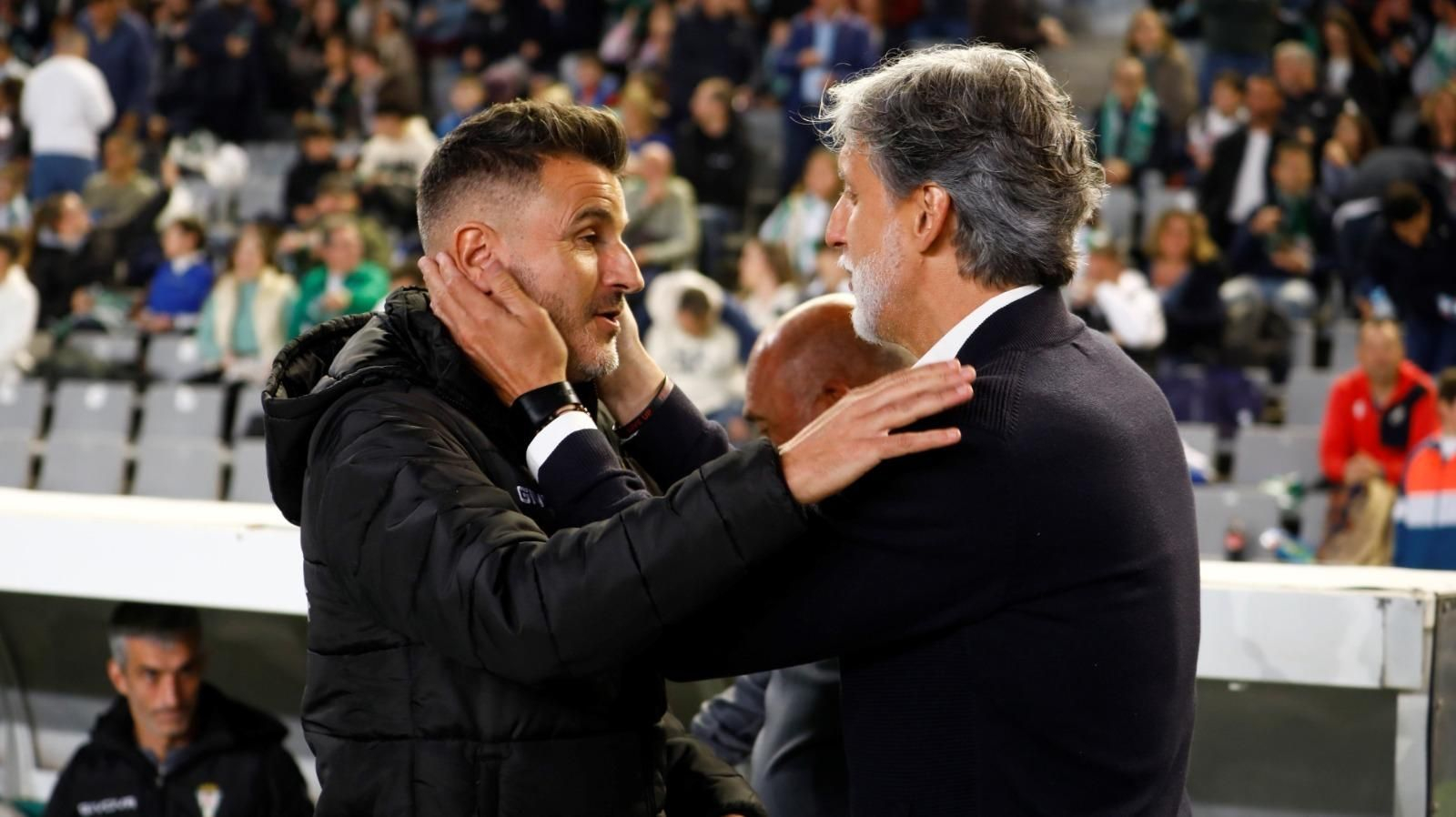 Iván Ania y Pablo Alfaro se saludan antes de empezar el partido.
